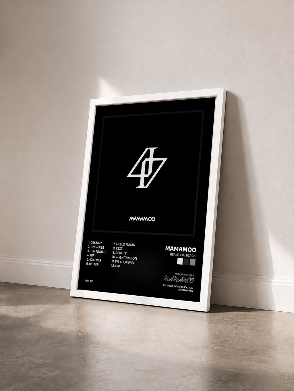#blanc Tableau de l'album reality in BLACK de MAMAMOO vu de trois quarts, cadre blanc