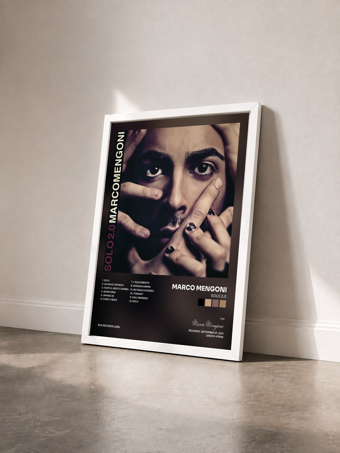 #blanc Tableau de l'album Solo 2.0 de Marco Mengoni vu de trois quarts, cadre blanc