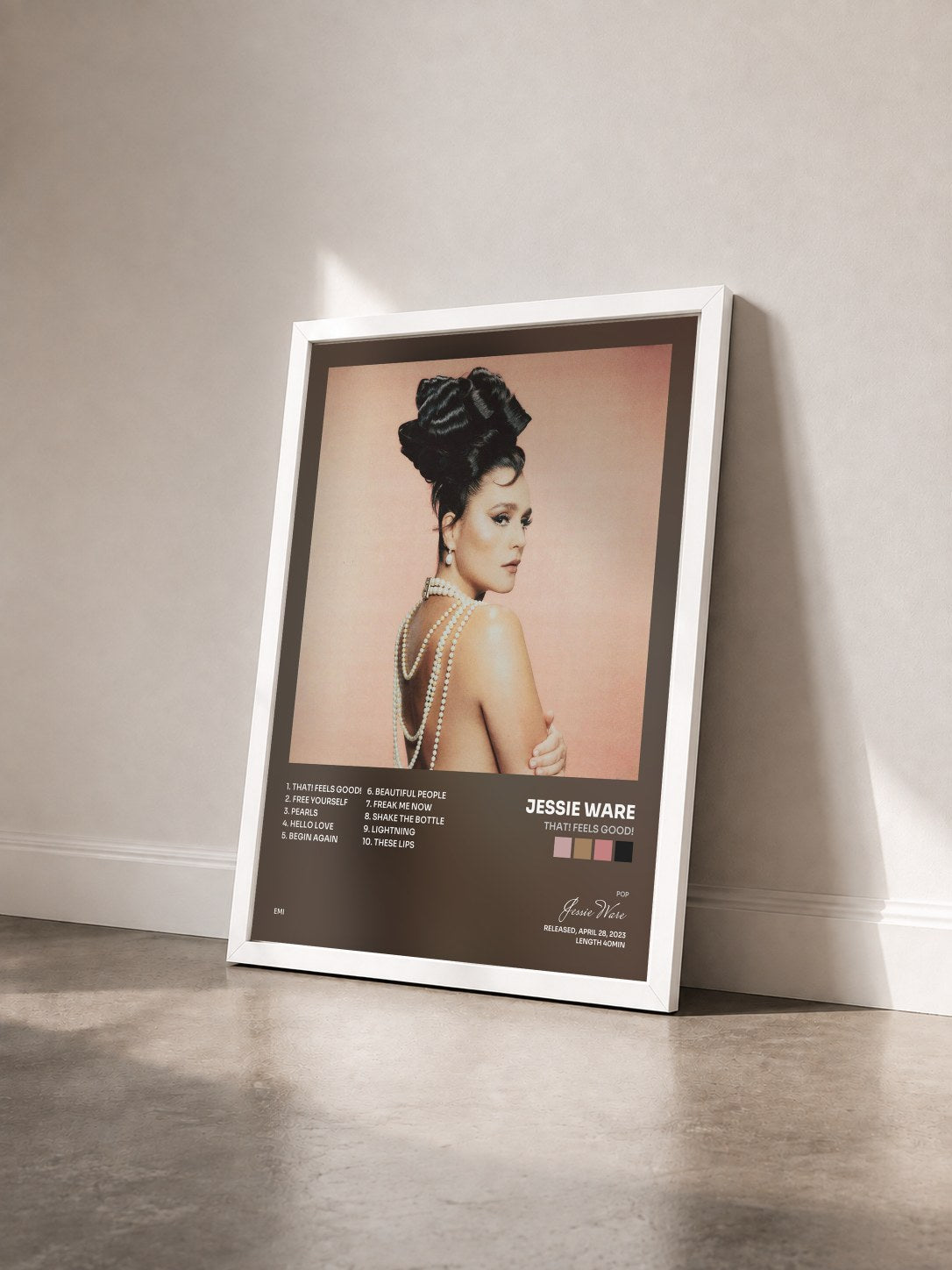 #blanc Tableau de l'album That! Feels Good! de Jessie Ware vu de trois quarts, cadre blanc