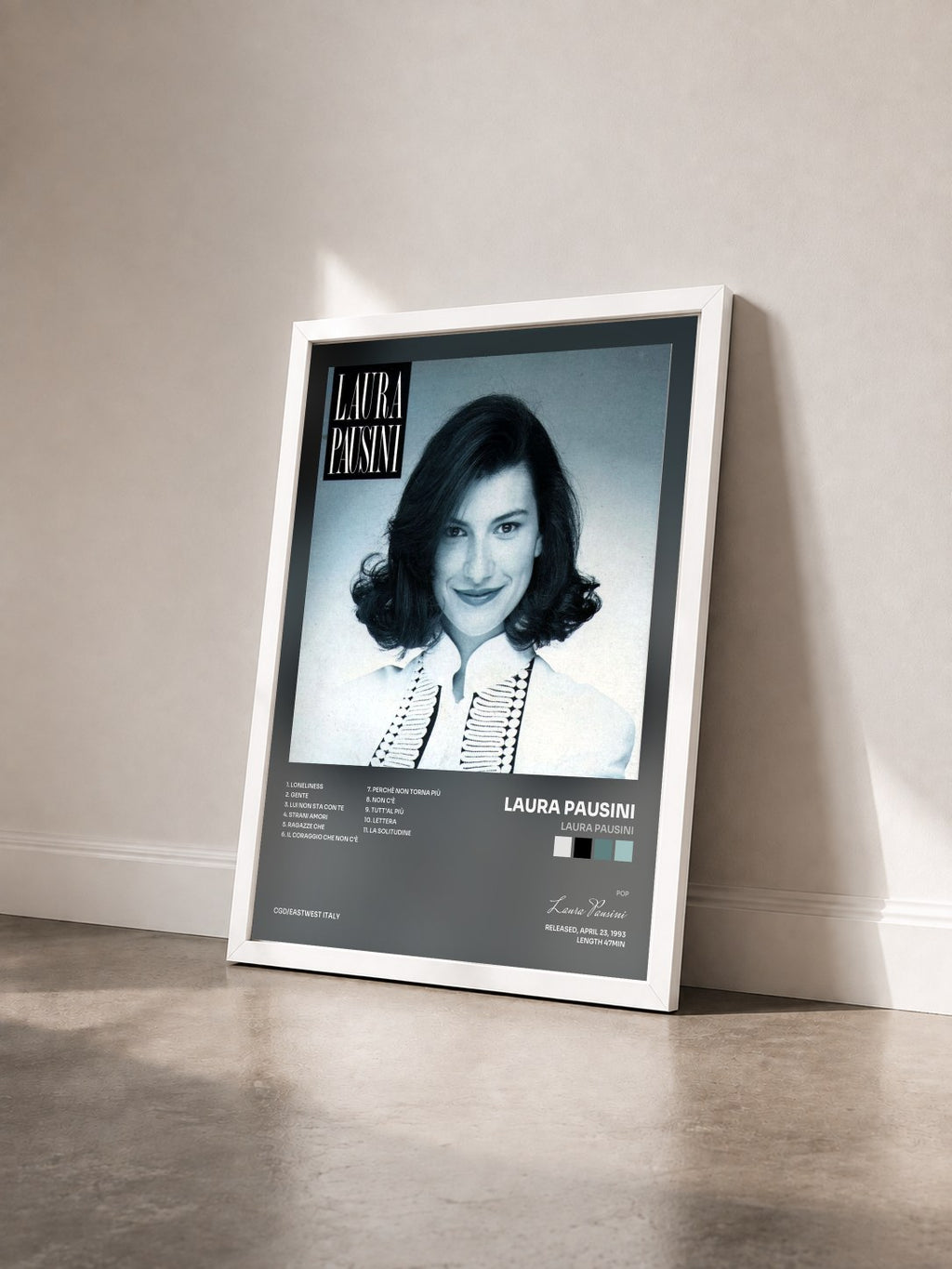 #blanc Tableau de l'album Laura Pausini de Laura Pausini vu de trois quarts, cadre blanc