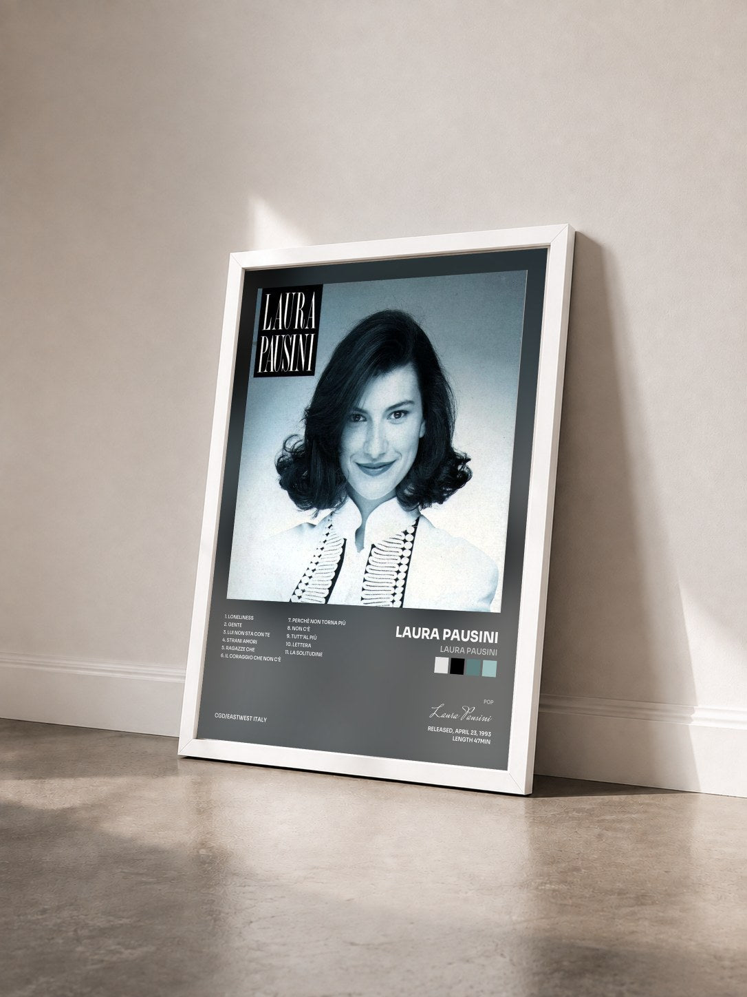 #blanc Tableau de l'album Laura Pausini de Laura Pausini vu de trois quarts, cadre blanc