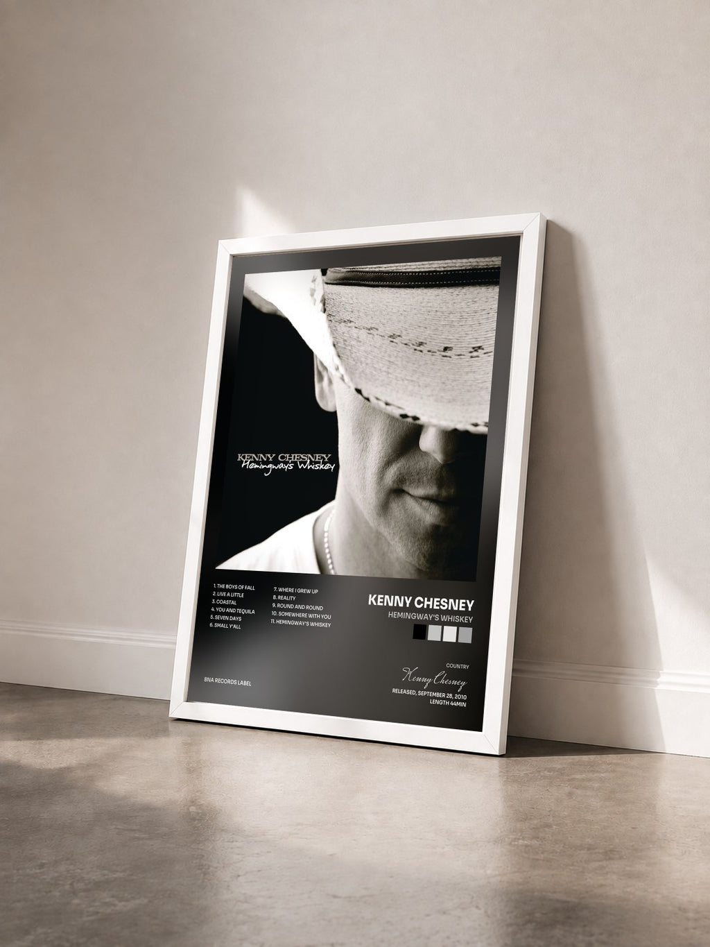 #blanc Hemingway's Whiskey di Kenny Chesney in stampa incorniciata vista di tre quarti, cornice bianca