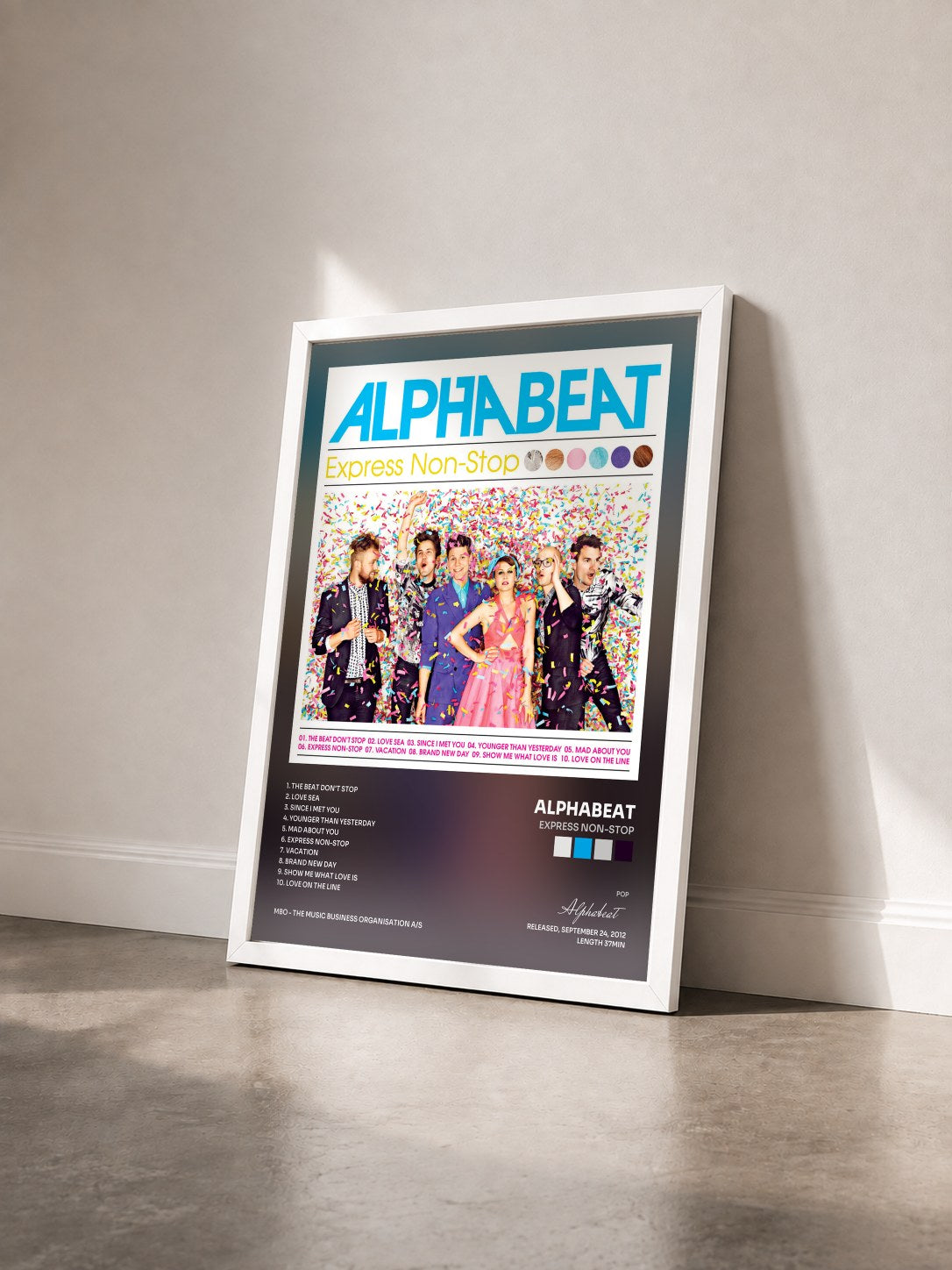 #blanc Tableau de l'album Express Non-Stop de Alphabeat vu de trois quarts, cadre blanc