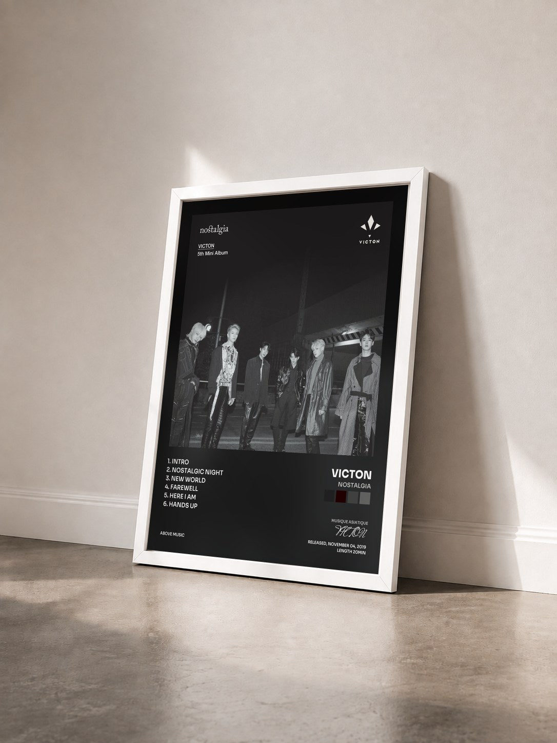 #blanc Tableau de l'album nostalgia de VICTON vu de trois quarts, cadre blanc