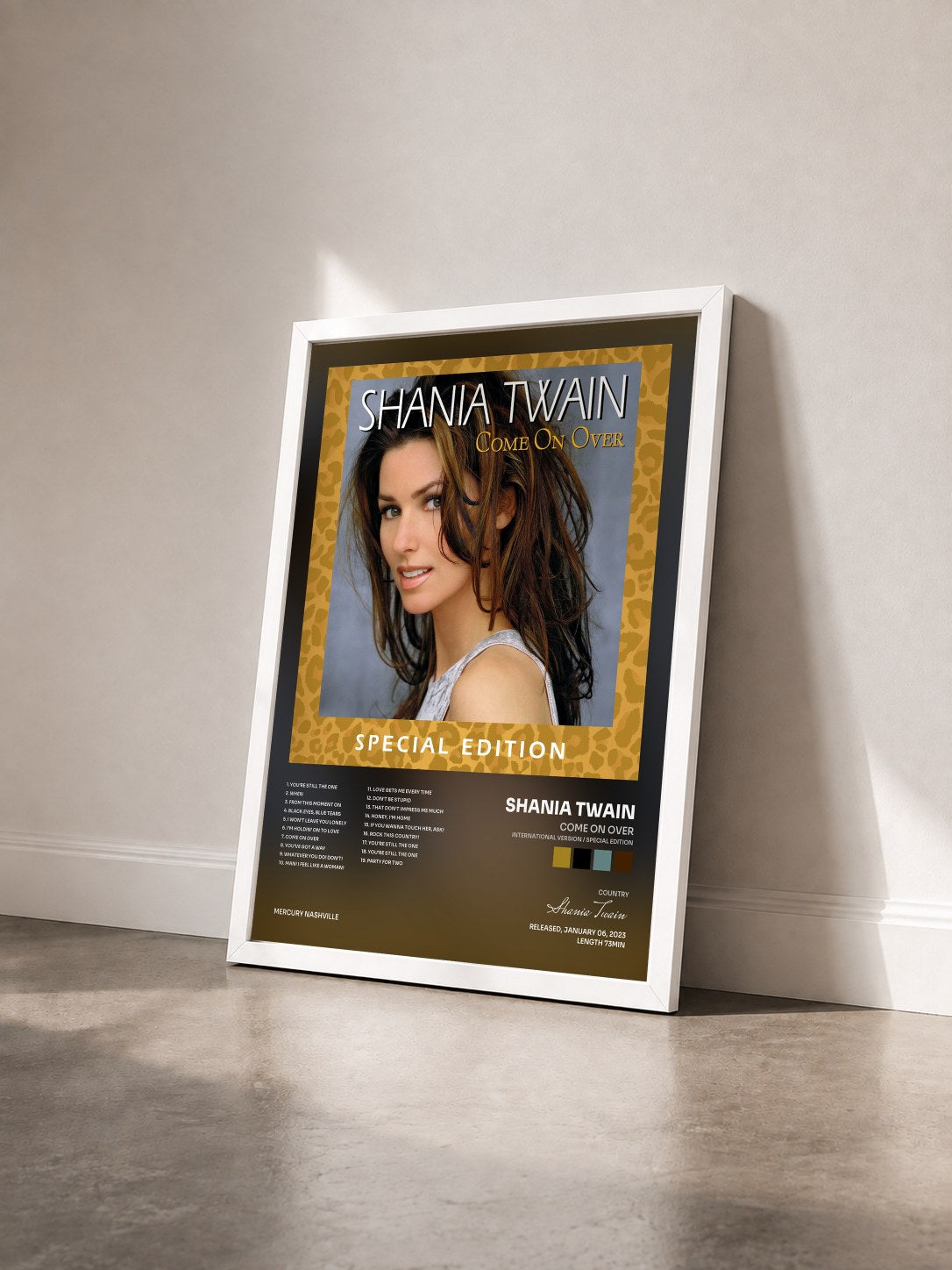 #blanc Tableau de l'album Come On Over (International Version / Special Edition) de Shania Twain vu de trois quarts, cadre blanc
