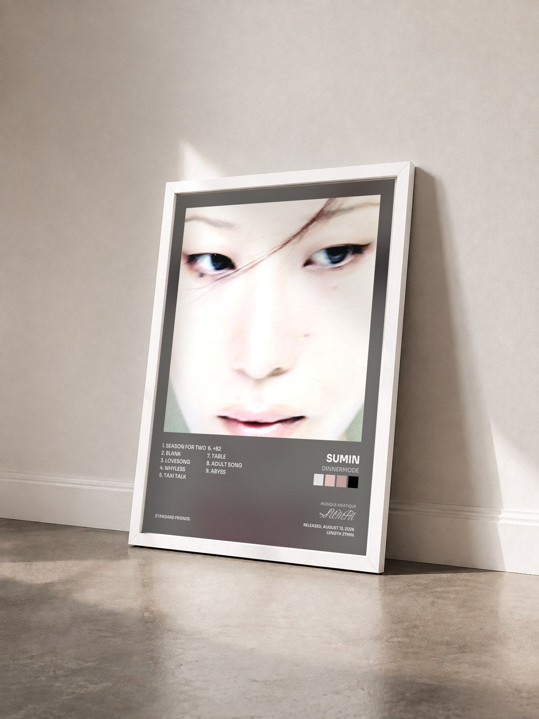 #blanc Tableau de l'album dinnermode de SUMIN vu de trois quarts, cadre blanc