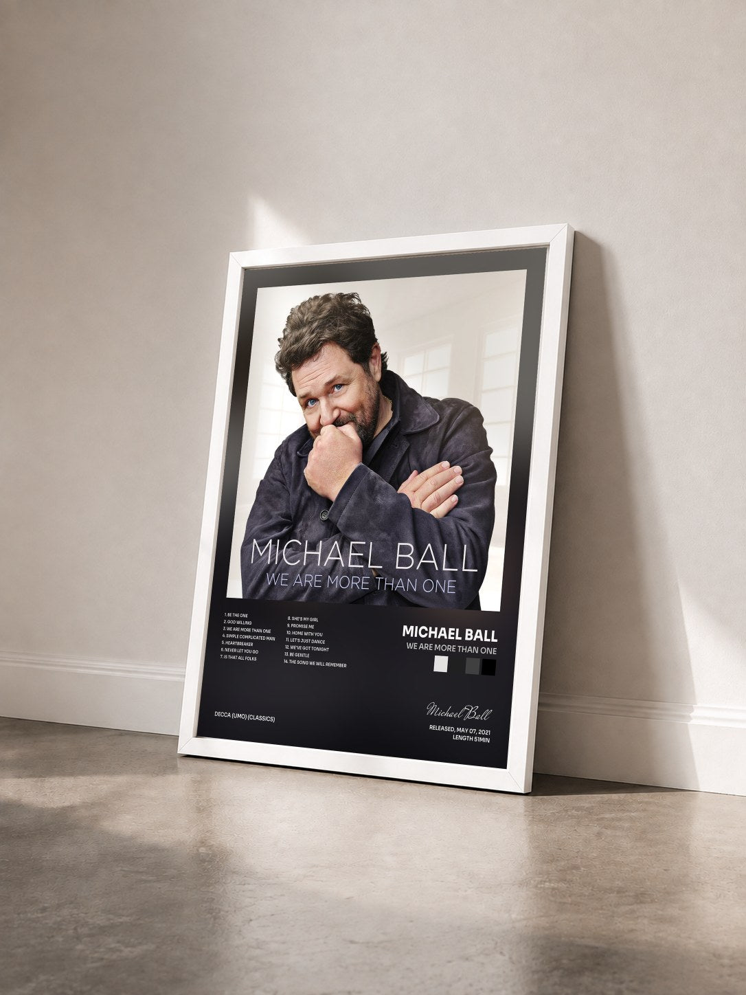 #blanc Tableau de l'album We Are More Than One de Michael Ball vu de trois quarts, cadre blanc