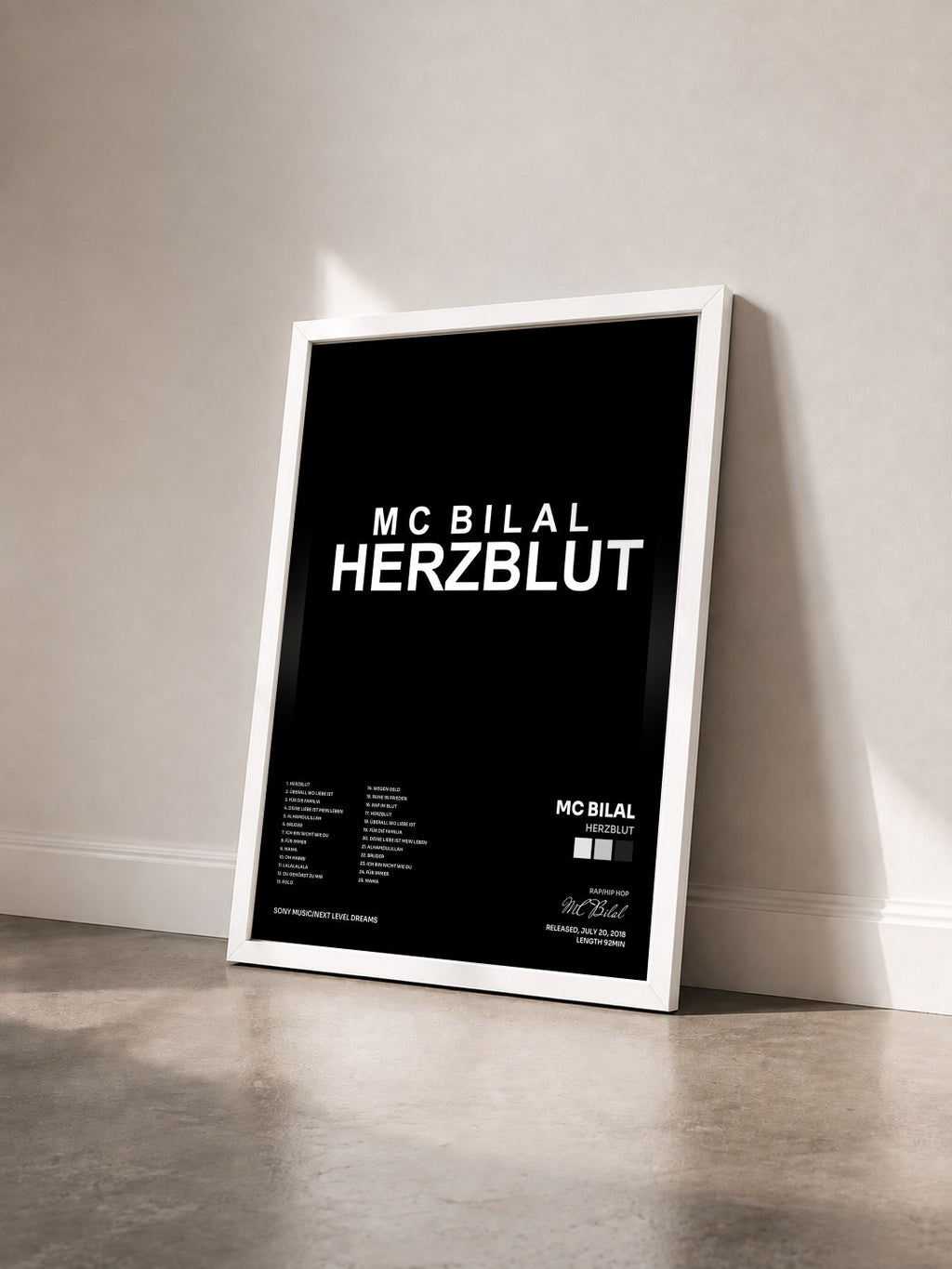 #blanc Tableau de l'album Herzblut de MC Bilal vu de trois quarts, cadre blanc