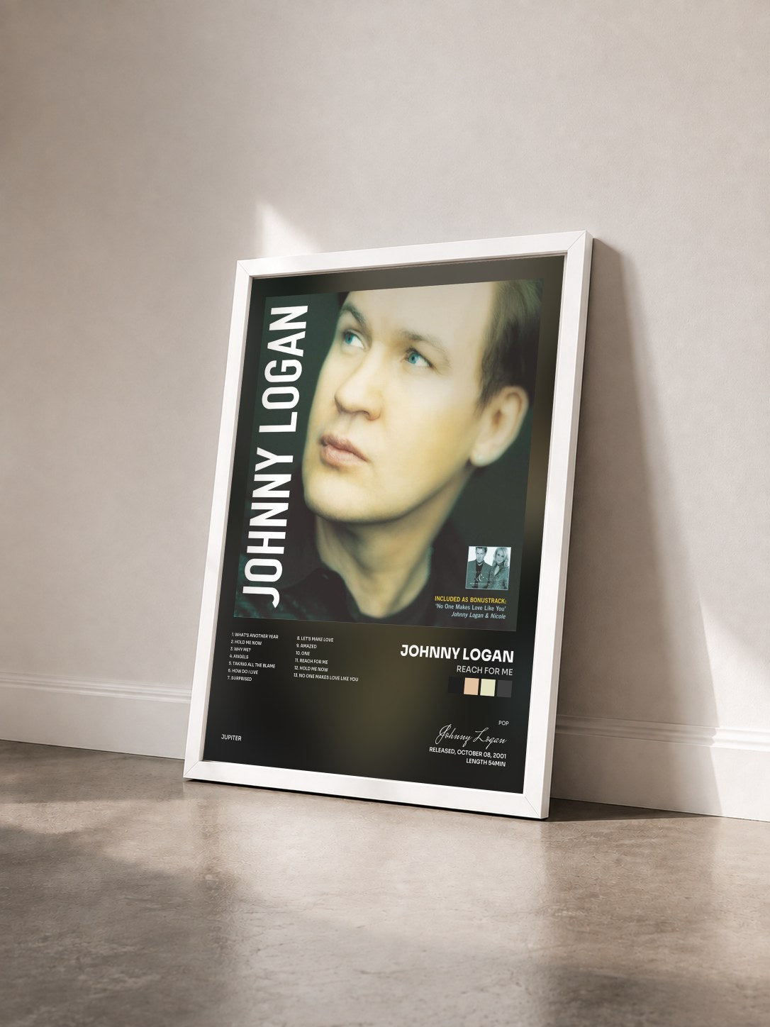 #blanc Tableau de l'album Reach For Me de Johnny Logan vu de trois quarts, cadre blanc