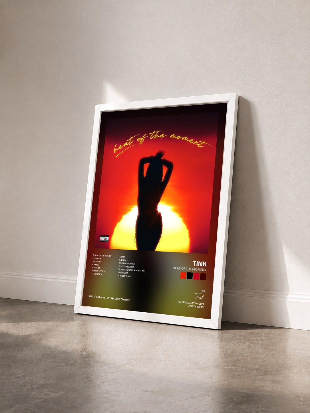 #blanc Tableau de l'album Heat Of The Moment de Tink vu de trois quarts, cadre blanc