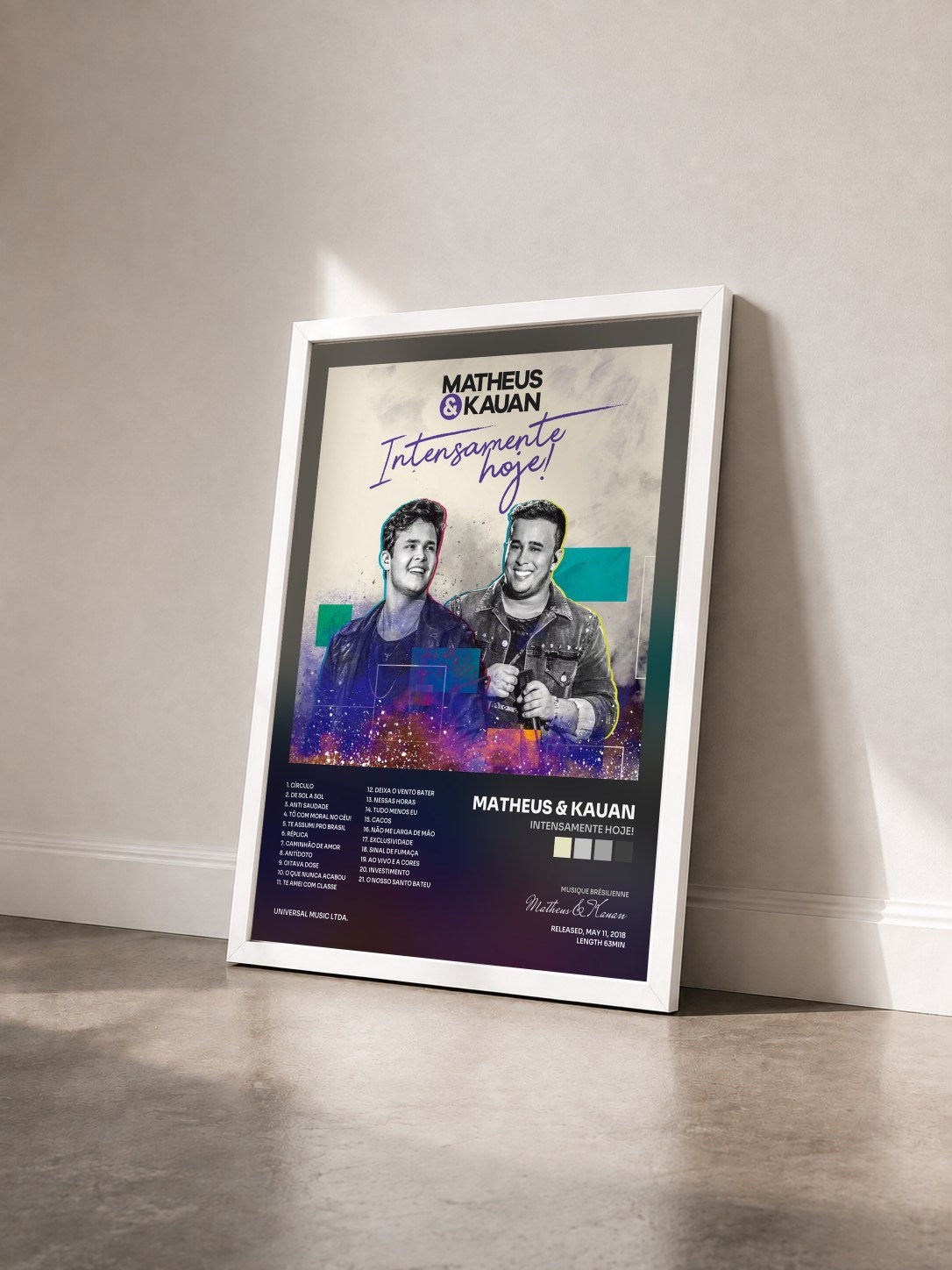 #blanc Tableau de l'album Intensamente Hoje! de Matheus & Kauan vu de trois quarts, cadre blanc