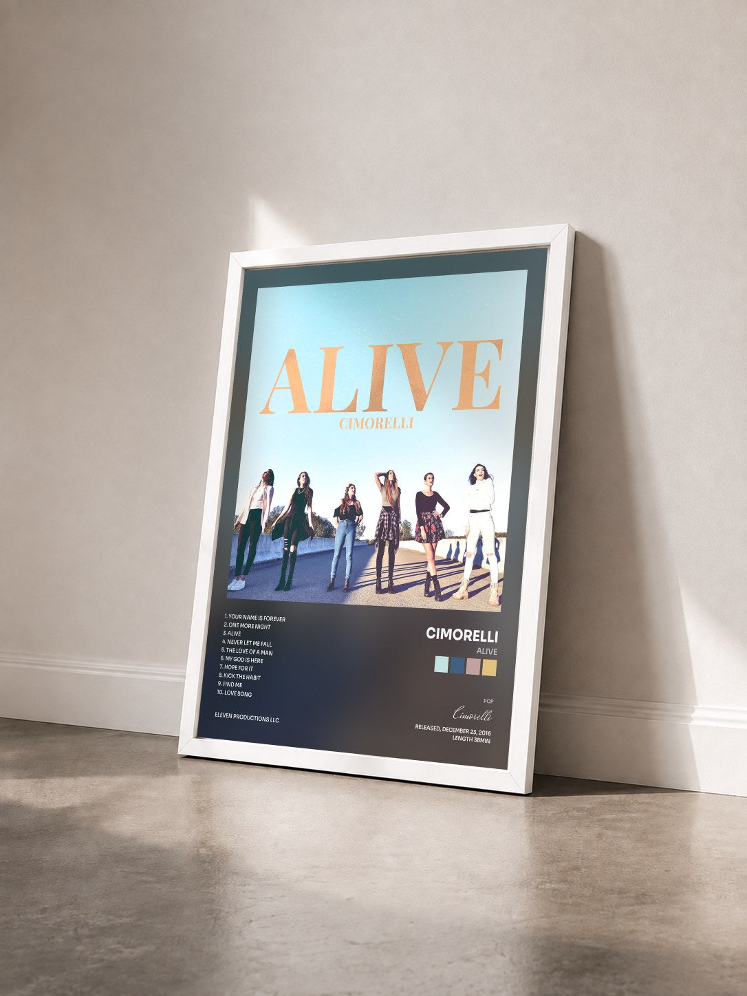 #blanc Tableau de l'album Alive de Cimorelli vu de trois quarts, cadre blanc