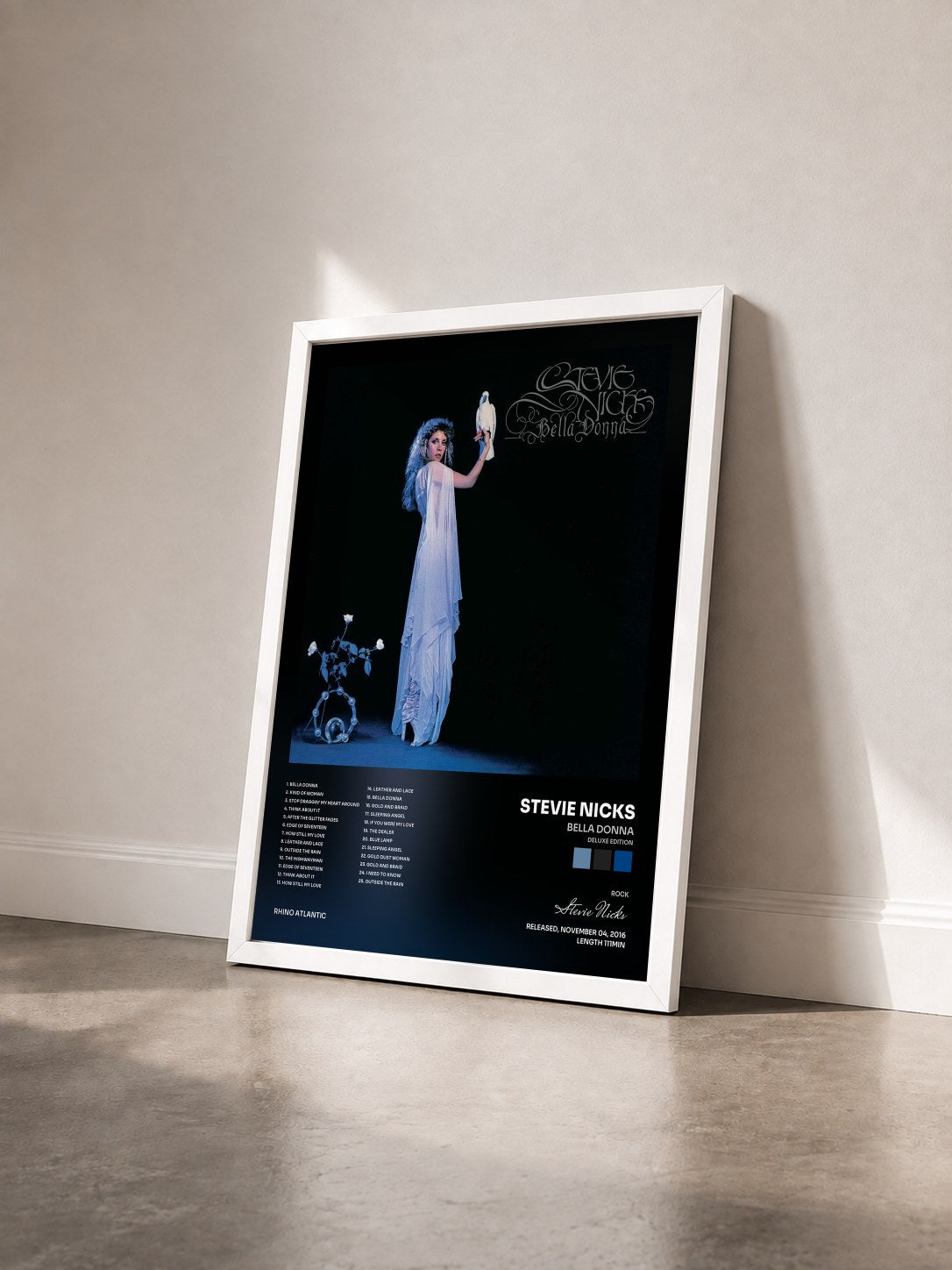 #blanc Tableau de l'album Bella Donna (Deluxe Edition) de Stevie Nicks vu de trois quarts, cadre blanc
