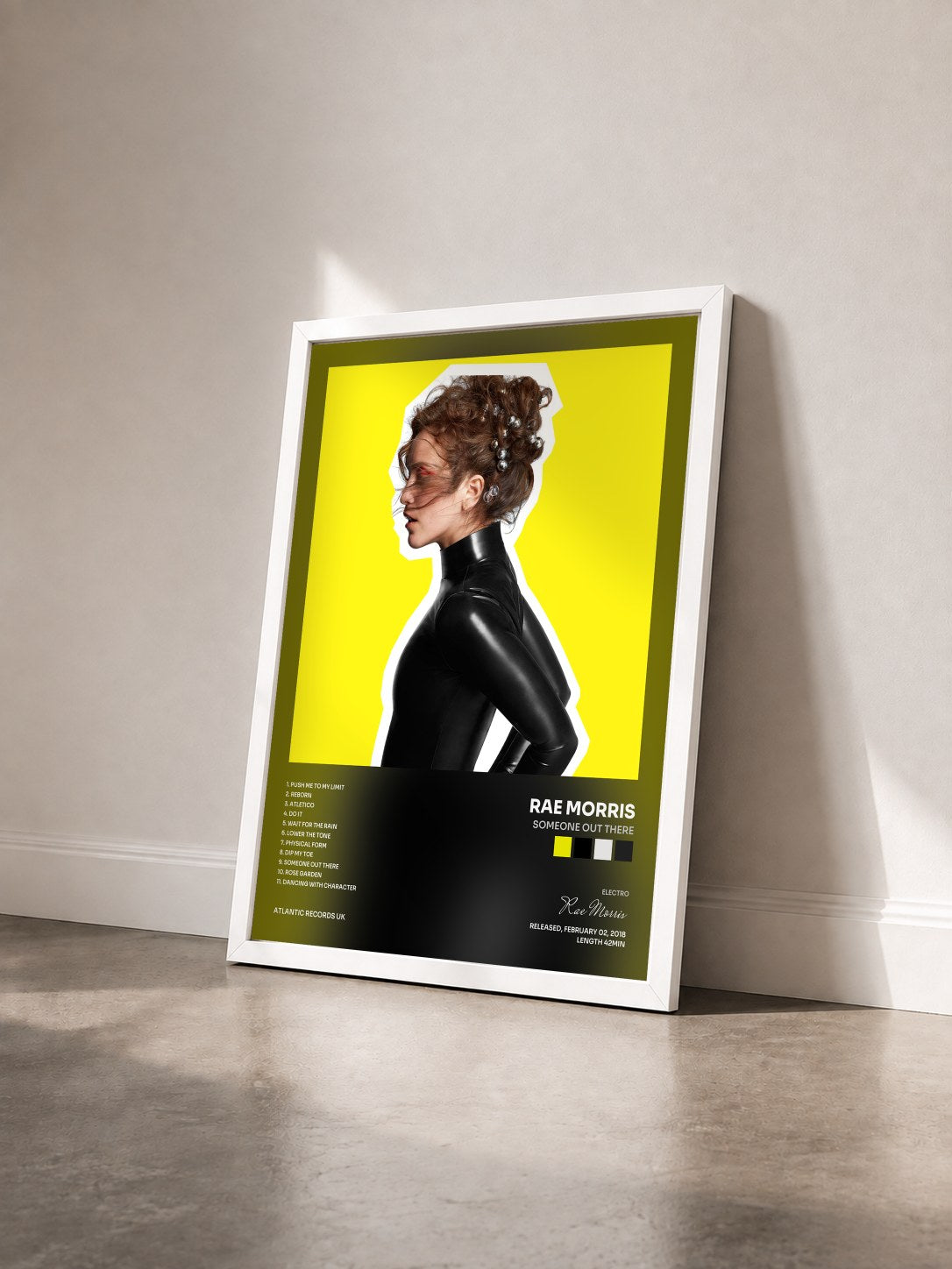 #blanc Tableau de l'album Someone Out There de Rae Morris vu de trois quarts, cadre blanc