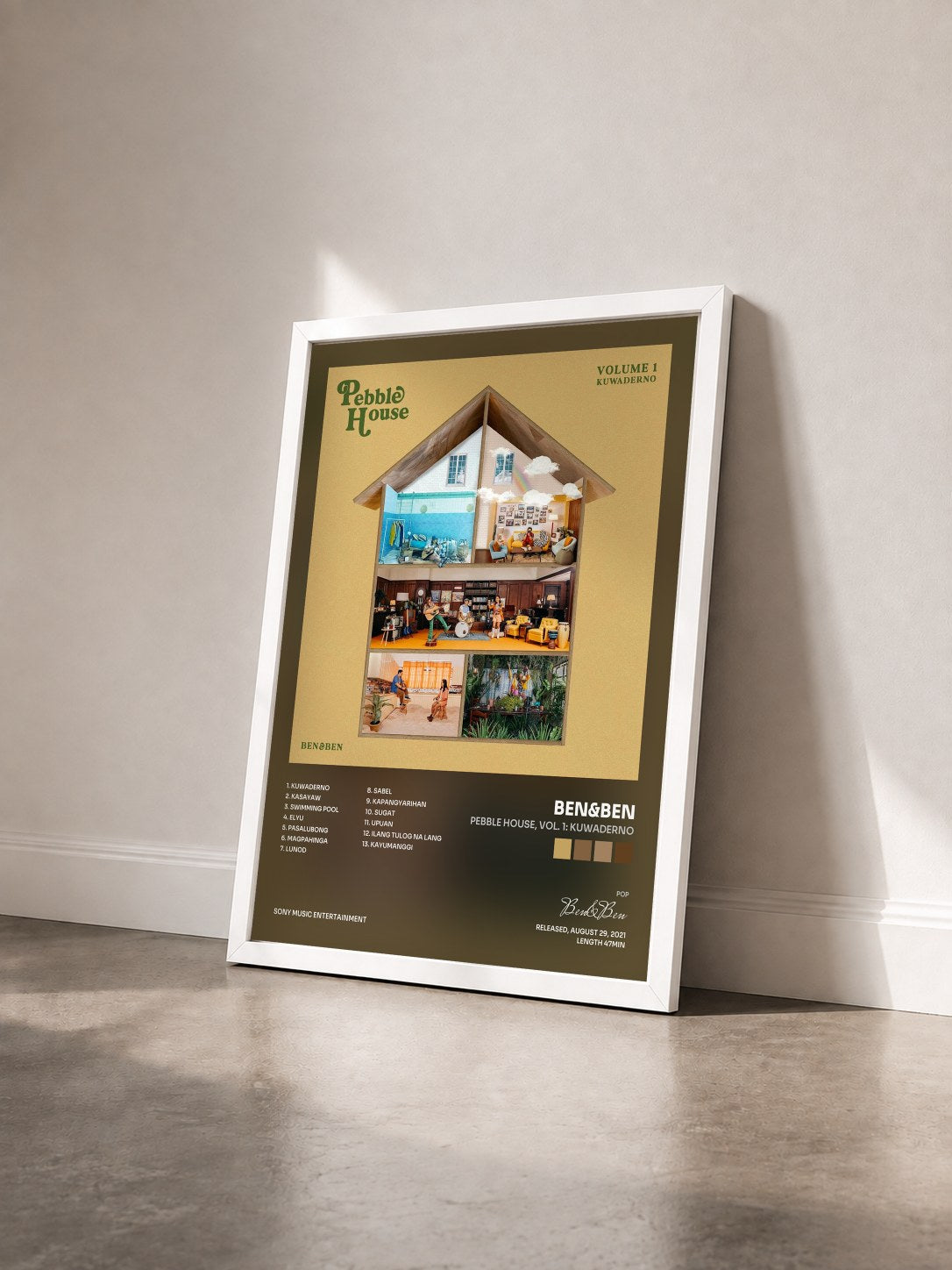 #blanc Tableau de l'album Pebble House, Vol. 1: Kuwaderno de Ben&Ben vu de trois quarts, cadre blanc