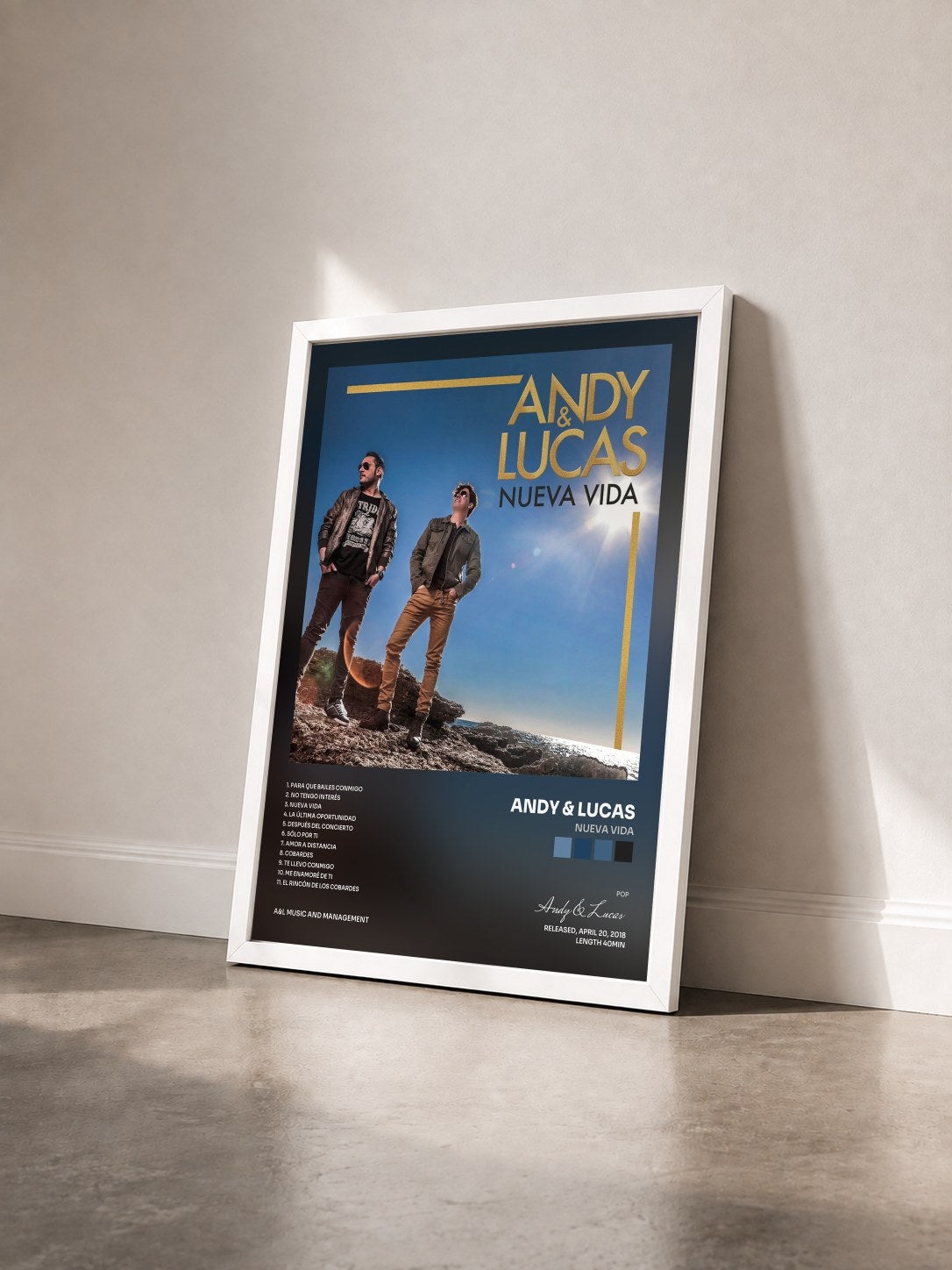 #blanc Tableau de l'album Nueva Vida de Andy & Lucas vu de trois quarts, cadre blanc