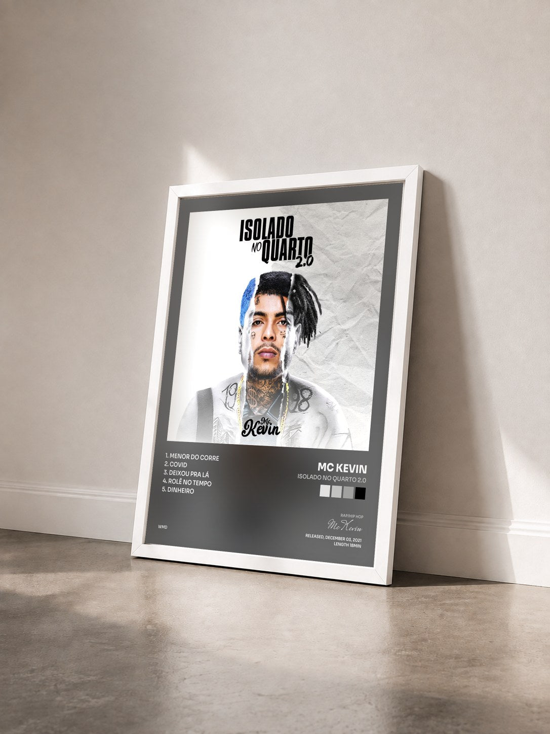 #blanc Tableau de l'album Isolado No Quarto 2.0 de Mc Kevin vu de trois quarts, cadre blanc