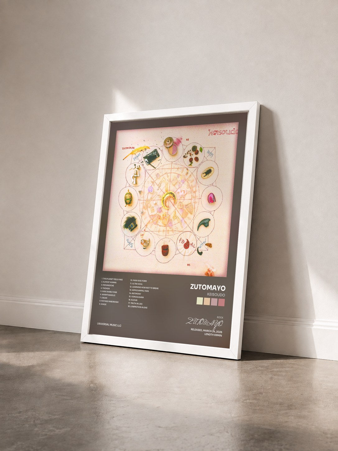#blanc Tableau de l'album KEISOUDO de ZUTOMAYO vu de trois quarts, cadre blanc