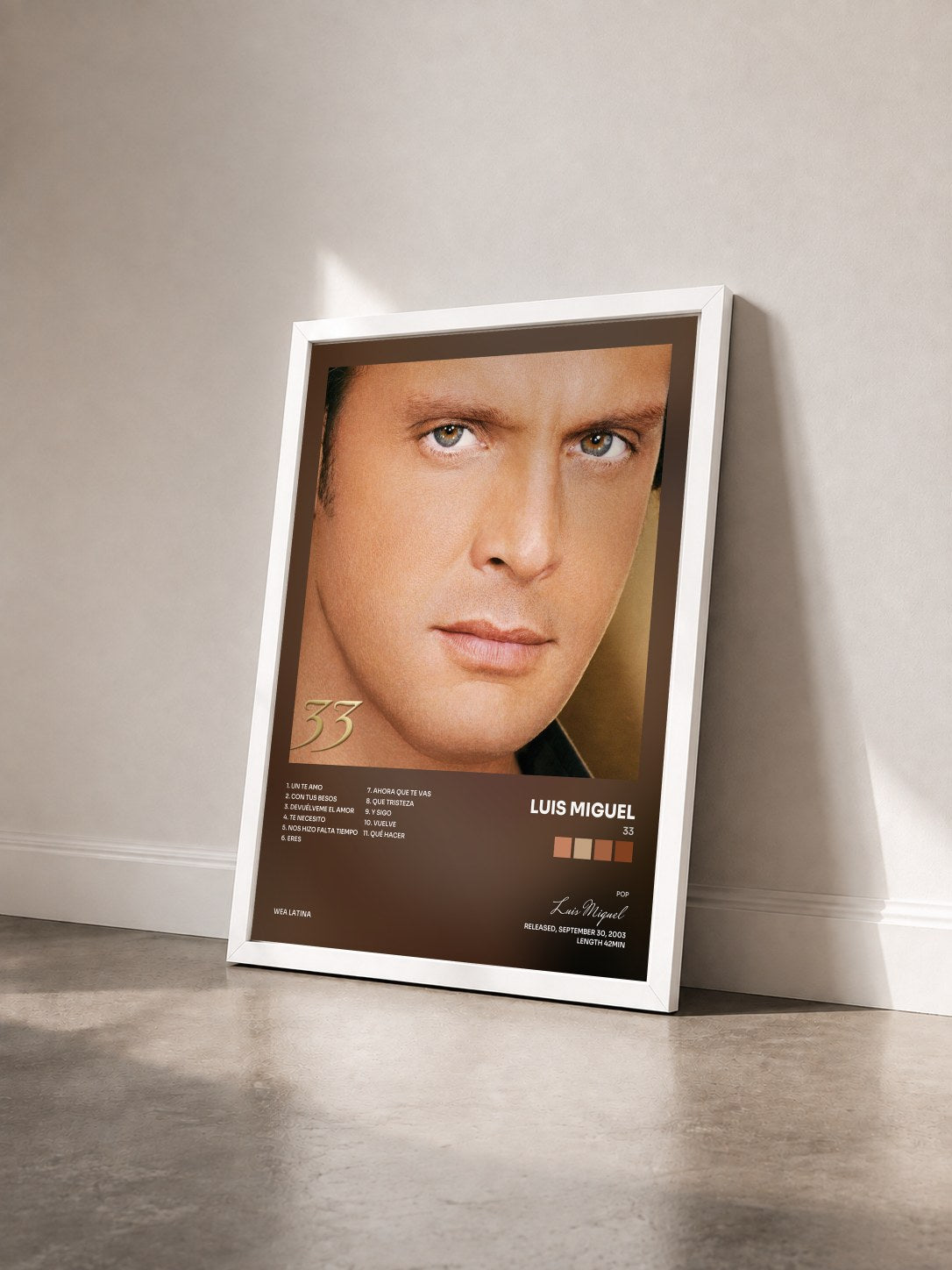#blanc Tableau de l'album 33 de Luis Miguel vu de trois quarts, cadre blanc