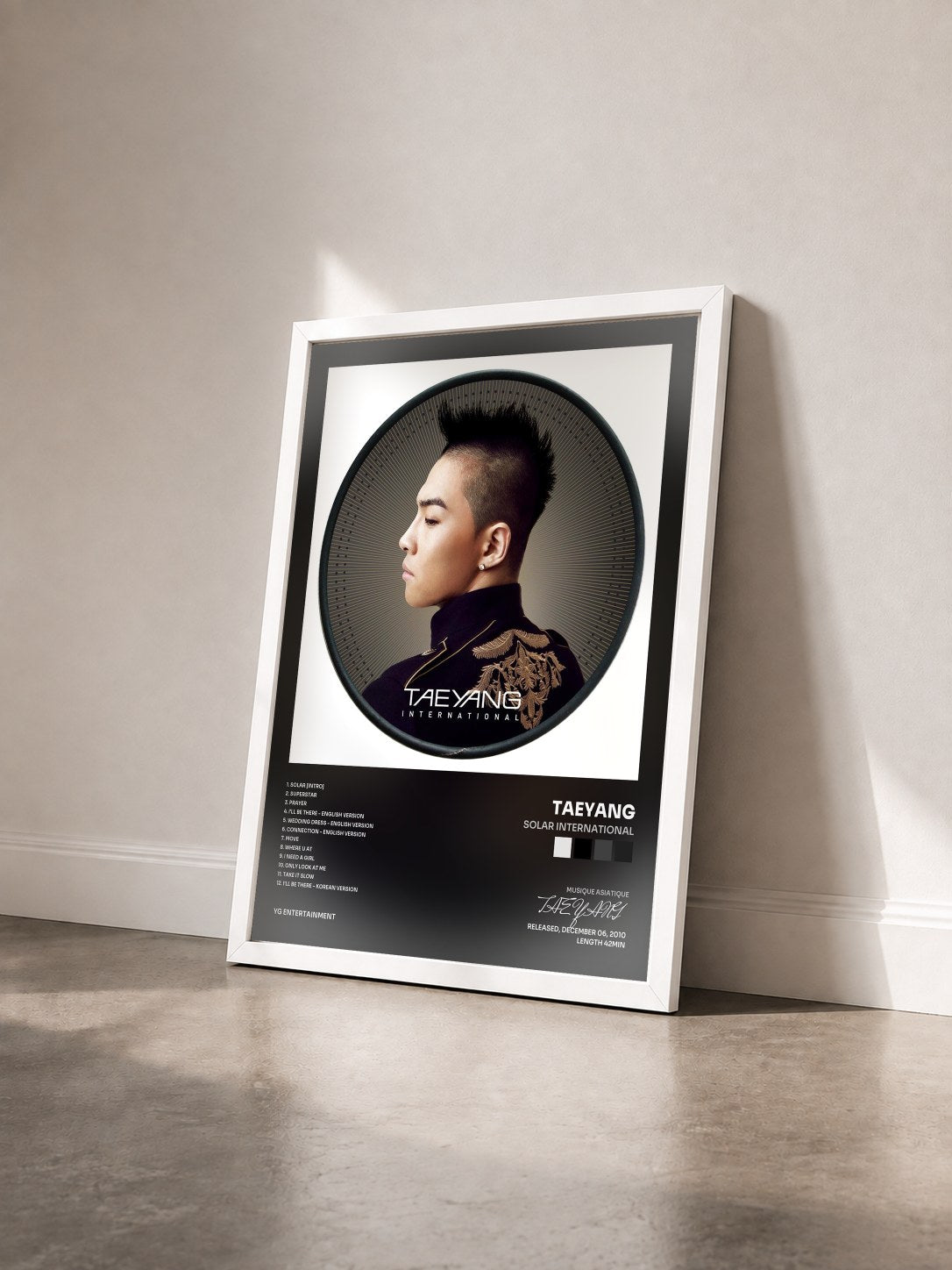 #blanc Tableau de l'album Solar International de TAEYANG vu de trois quarts, cadre blanc