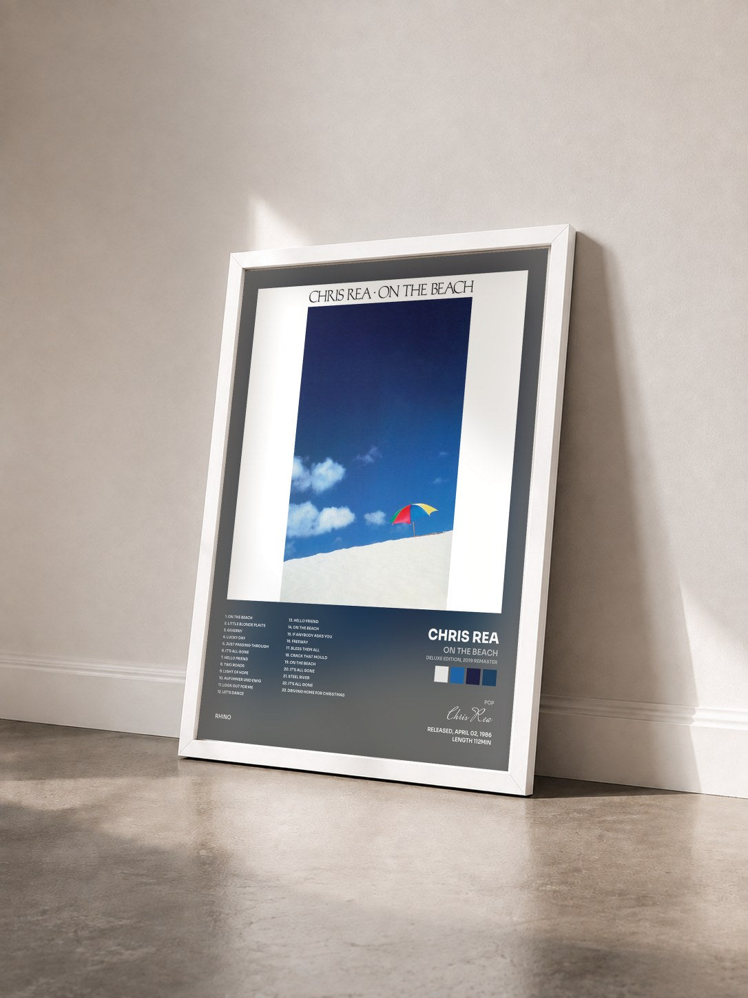 #blanc Tableau de l'album On the Beach (Deluxe Edition, 2019 Remaster) de Chris Rea vu de trois quarts, cadre blanc