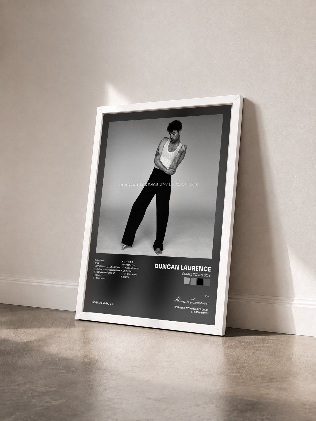 #blanc Tableau de l'album Small Town Boy de Duncan Laurence vu de trois quarts, cadre blanc