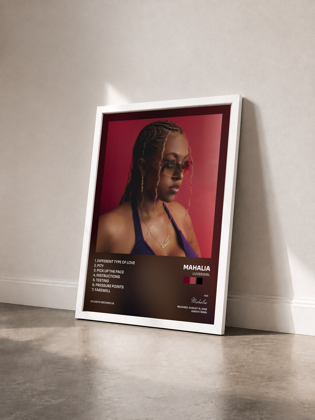 #blanc Tableau de l'album Luvergirl de Mahalia vu de trois quarts, cadre blanc