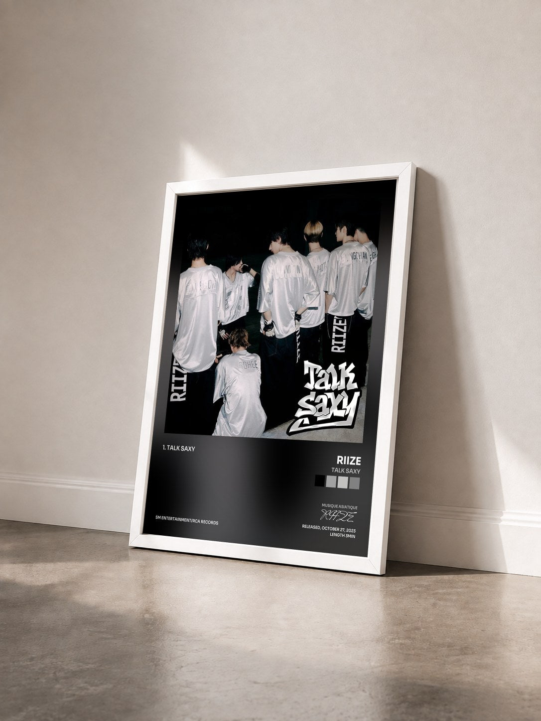 #blanc Tableau de l'album Talk Saxy de RIIZE vu de trois quarts, cadre blanc