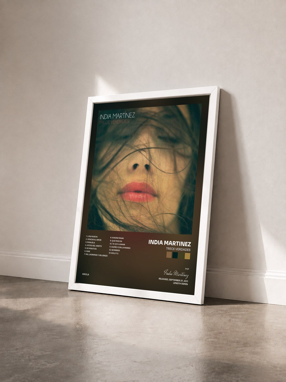 #blanc Tableau de l'album Trece Verdades de India Martinez vu de trois quarts, cadre blanc