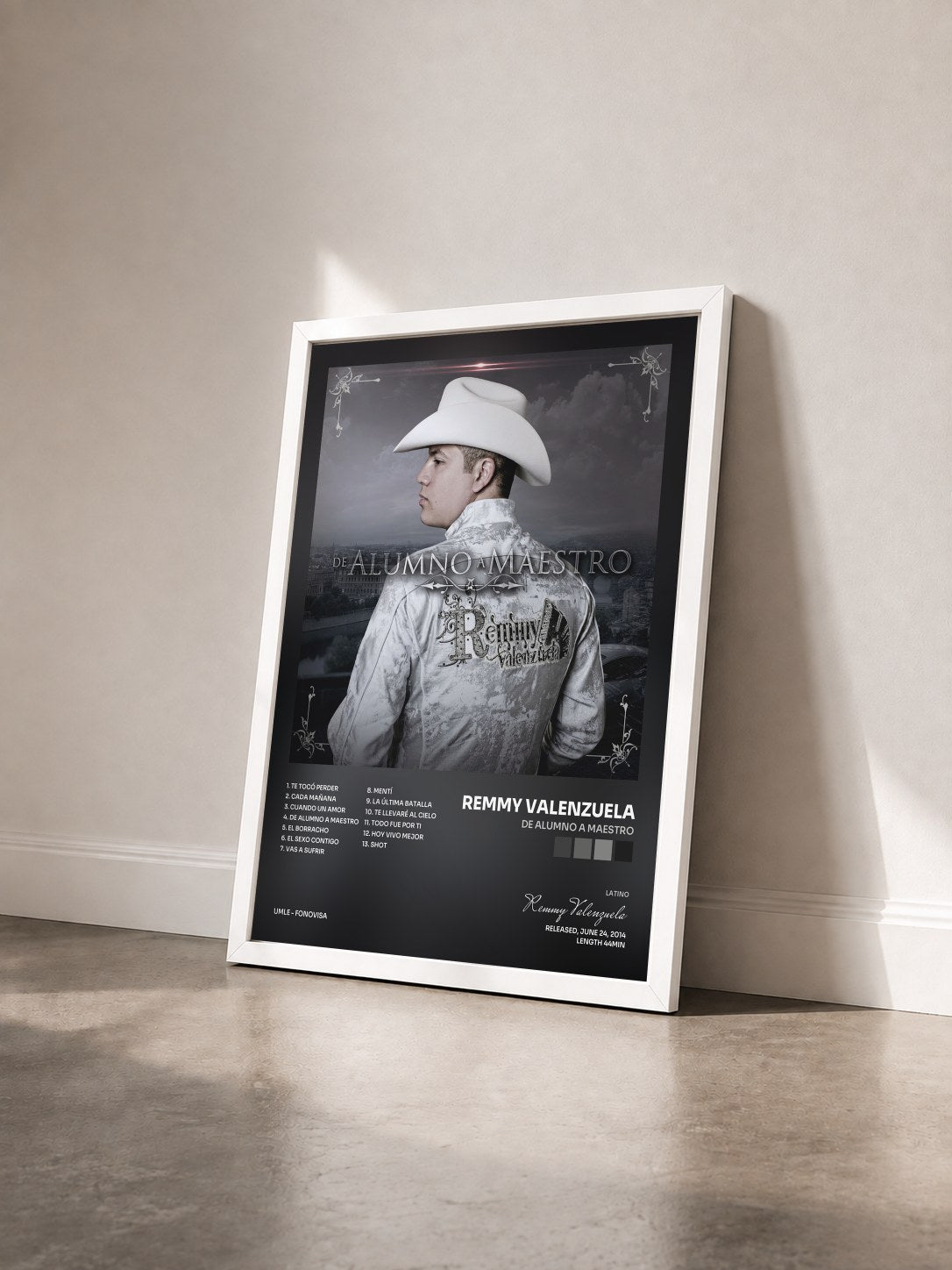 #blanc Tableau de l'album De Alumno A Maestro de Remmy Valenzuela vu de trois quarts, cadre blanc