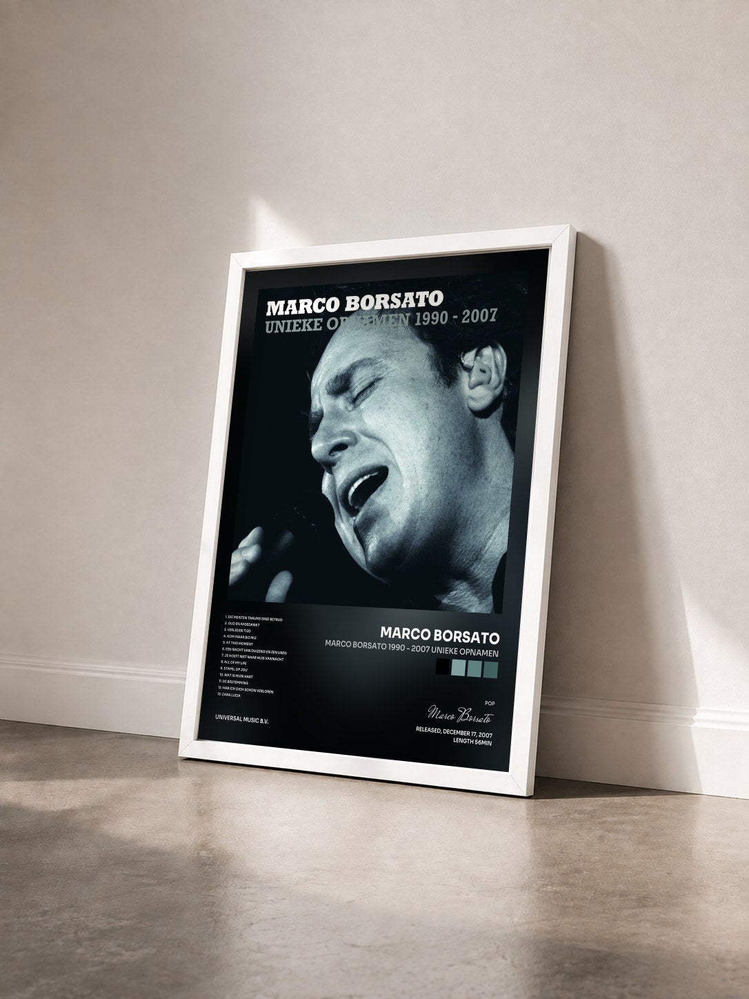 #blanc Tableau de l'album Marco Borsato 1990 - 2007 Unieke Opnamen de Marco Borsato vu de trois quarts, cadre blanc