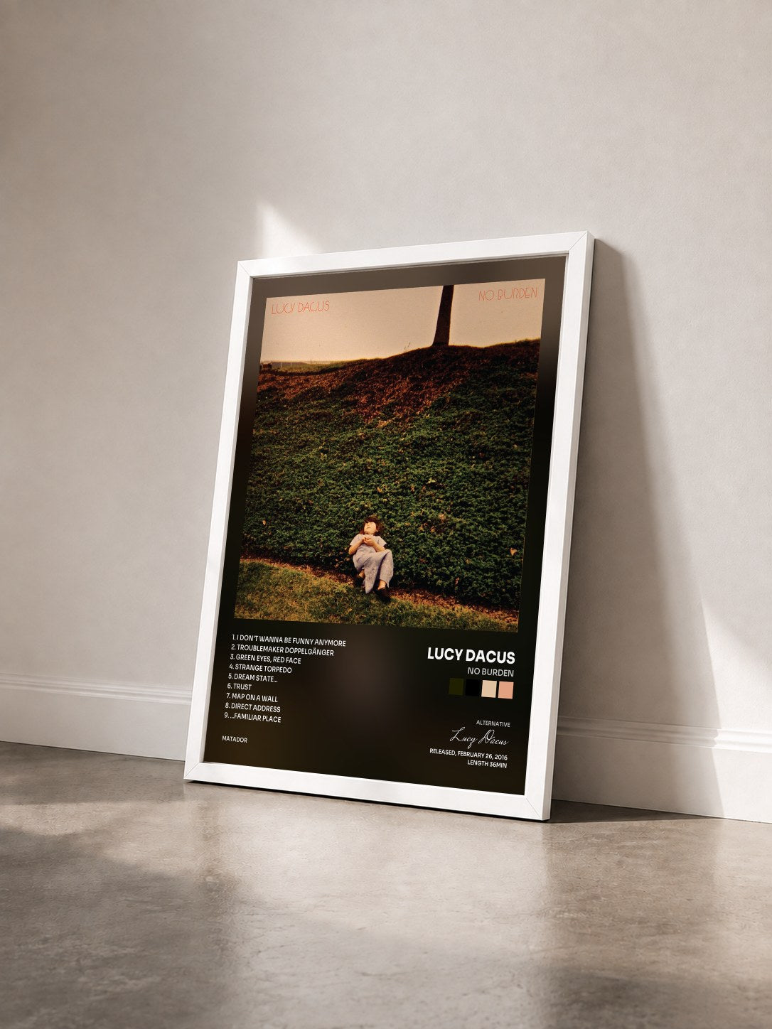 #blanc Tableau de l'album No Burden de Lucy Dacus vu de trois quarts, cadre blanc