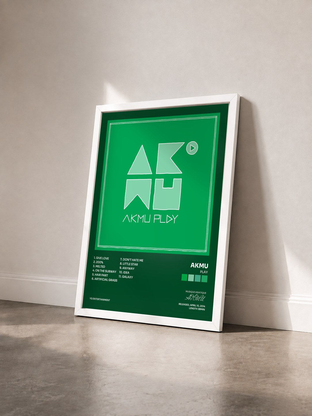 #blanc Tableau de l'album PLAY de AKMU vu de trois quarts, cadre blanc