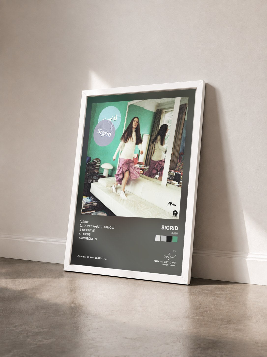 #blanc Tableau de l'album Raw de Sigrid vu de trois quarts, cadre blanc