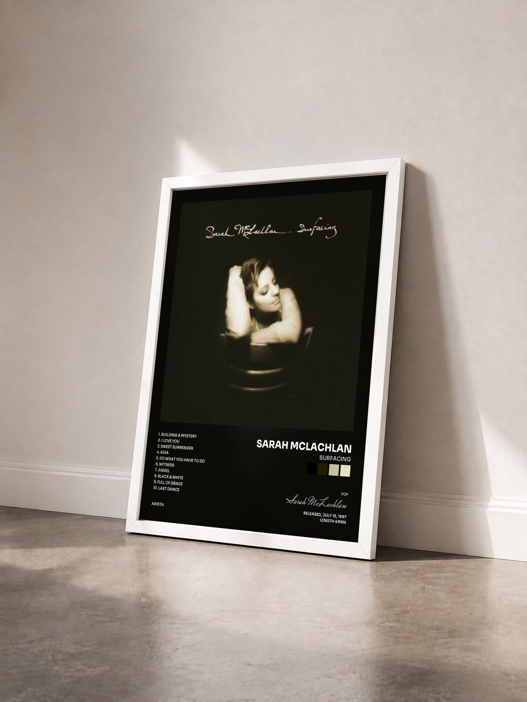 #blanc Tableau de l'album Surfacing de Sarah McLachlan vu de trois quarts, cadre blanc