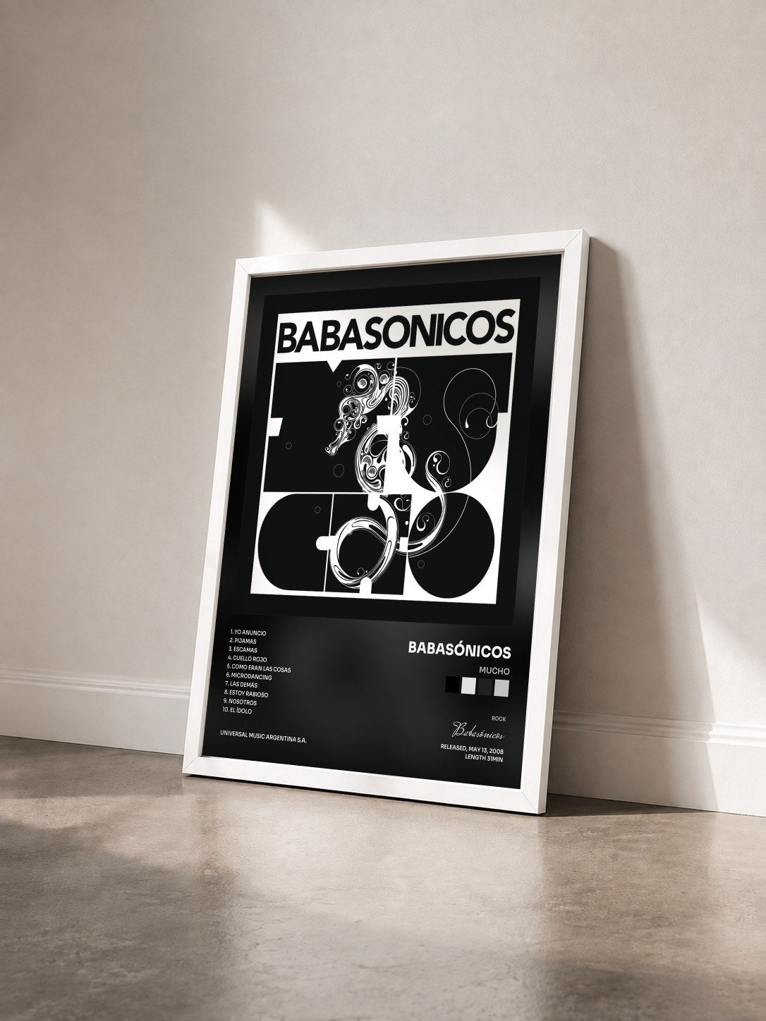 #blanc Tableau de l'album Mucho de Babasónicos vu de trois quarts, cadre blanc