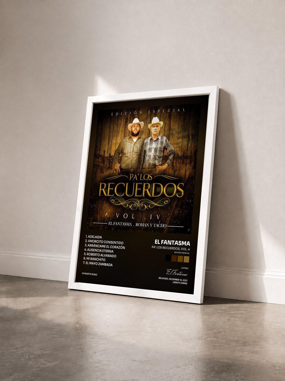 #blanc Tableau de l'album Pa' Los Recuerdos, Vol. 4 (Edición Especial) de El Fantasma vu de trois quarts, cadre blanc