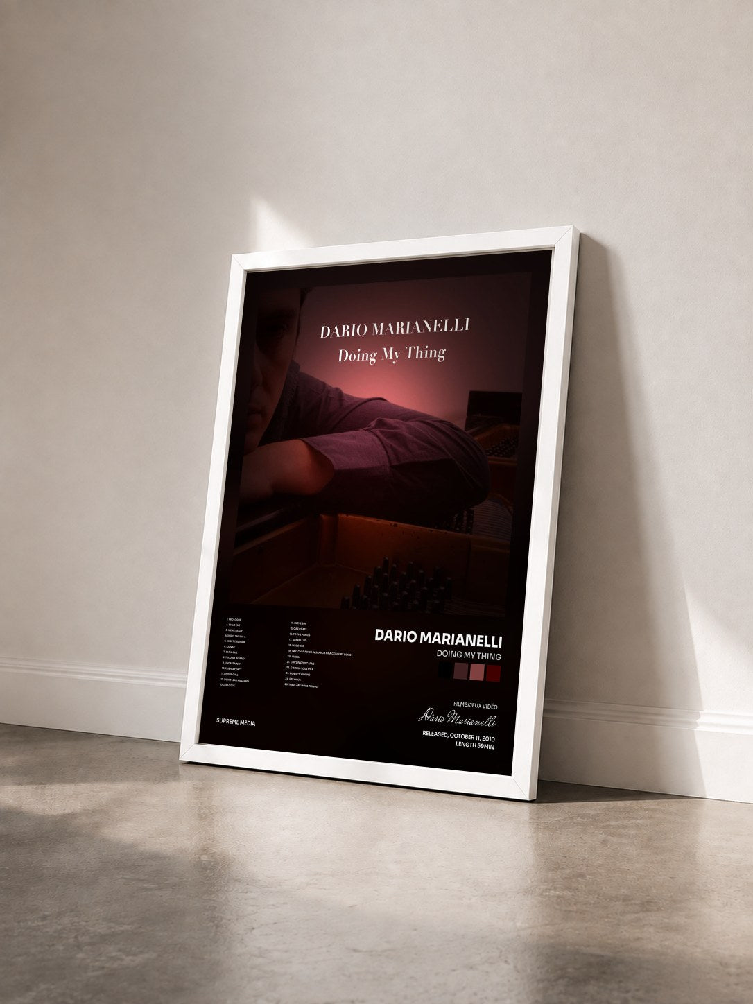 #blanc Tableau de l'album Doing My Thing de Dario Marianelli vu de trois quarts, cadre blanc