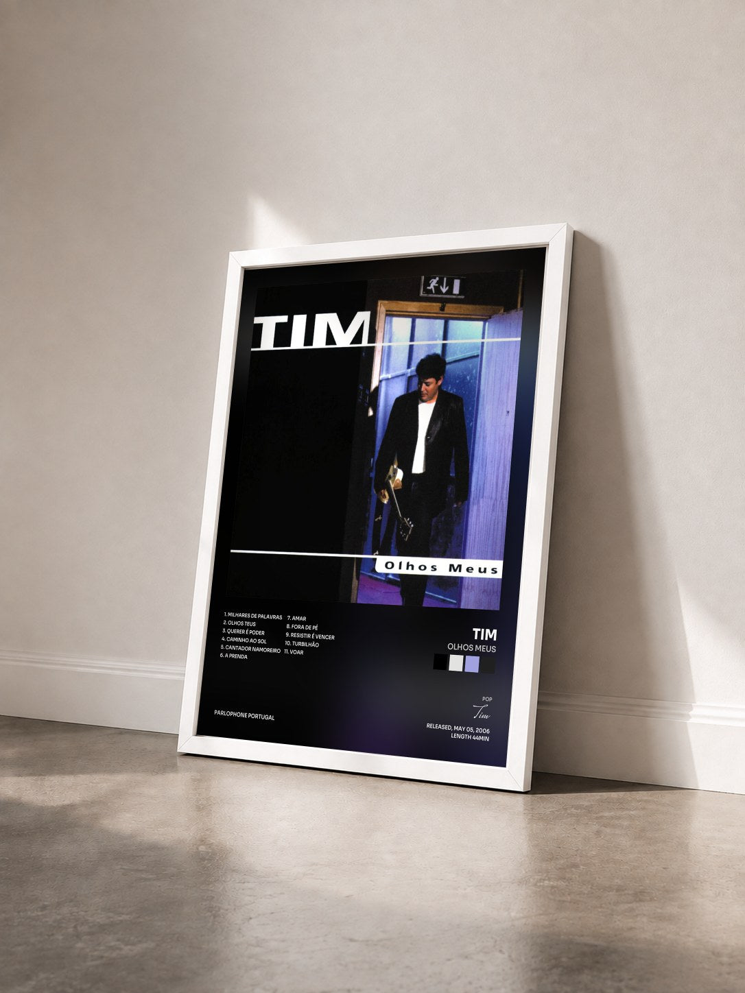 #blanc Tableau de l'album Olhos Meus de Tim vu de trois quarts, cadre blanc