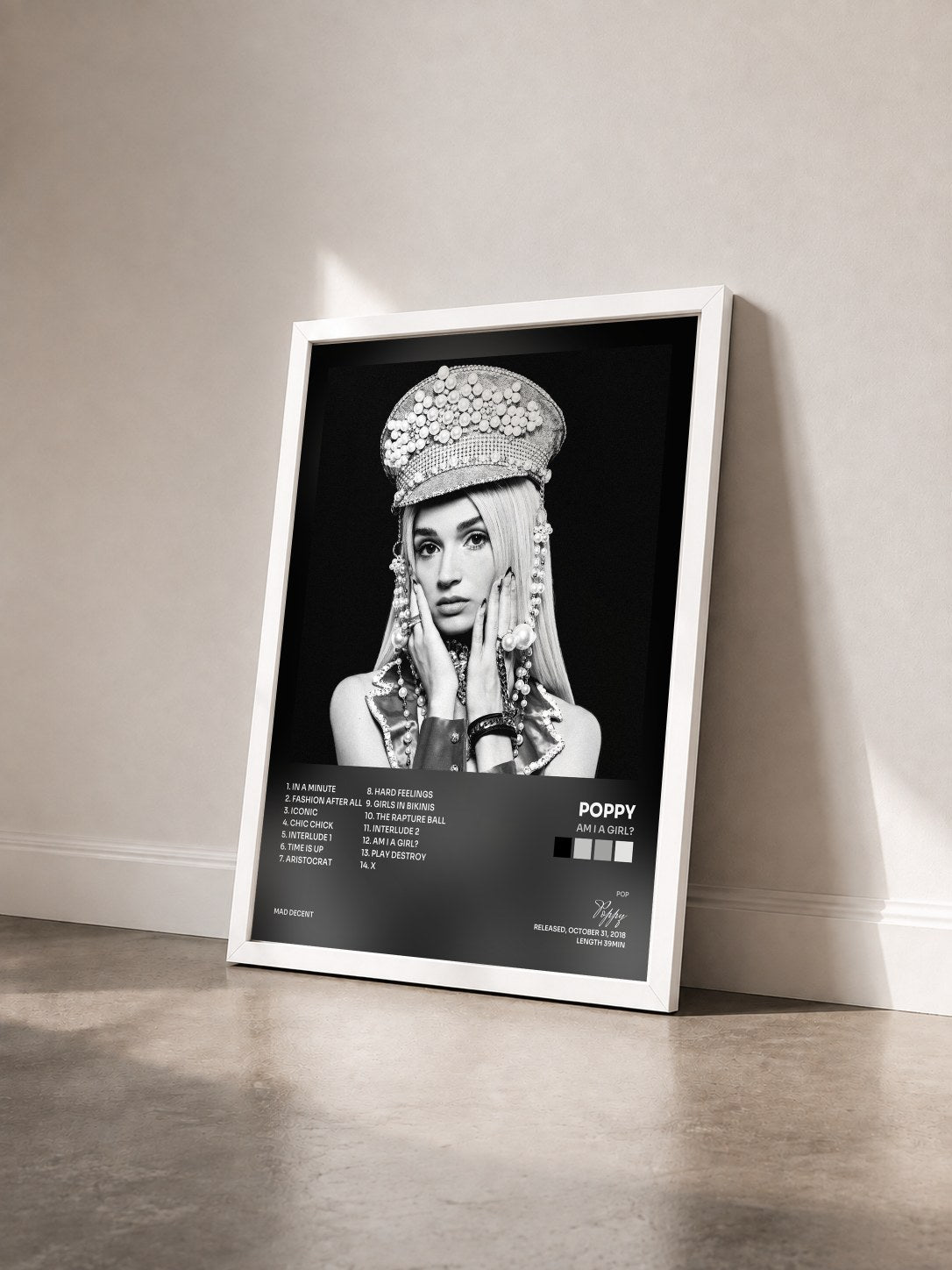 #blanc Tableau de l'album Am I A Girl? de Poppy vu de trois quarts, cadre blanc