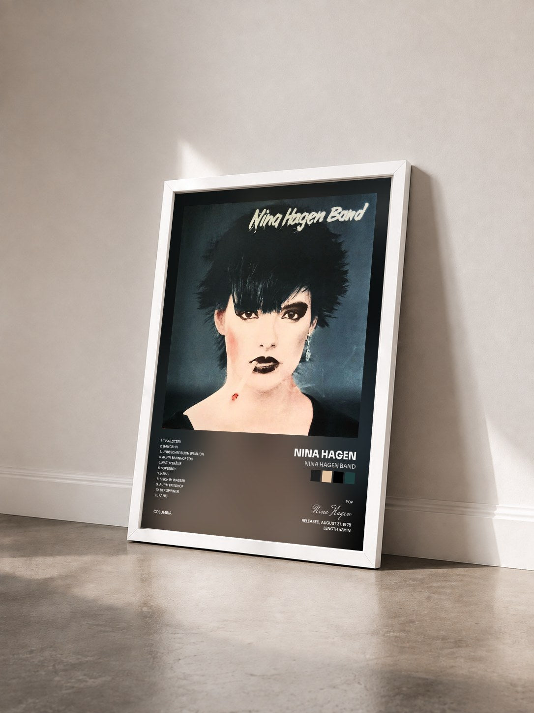 #blanc Tableau de l'album Nina Hagen Band de Nina Hagen vu de trois quarts, cadre blanc