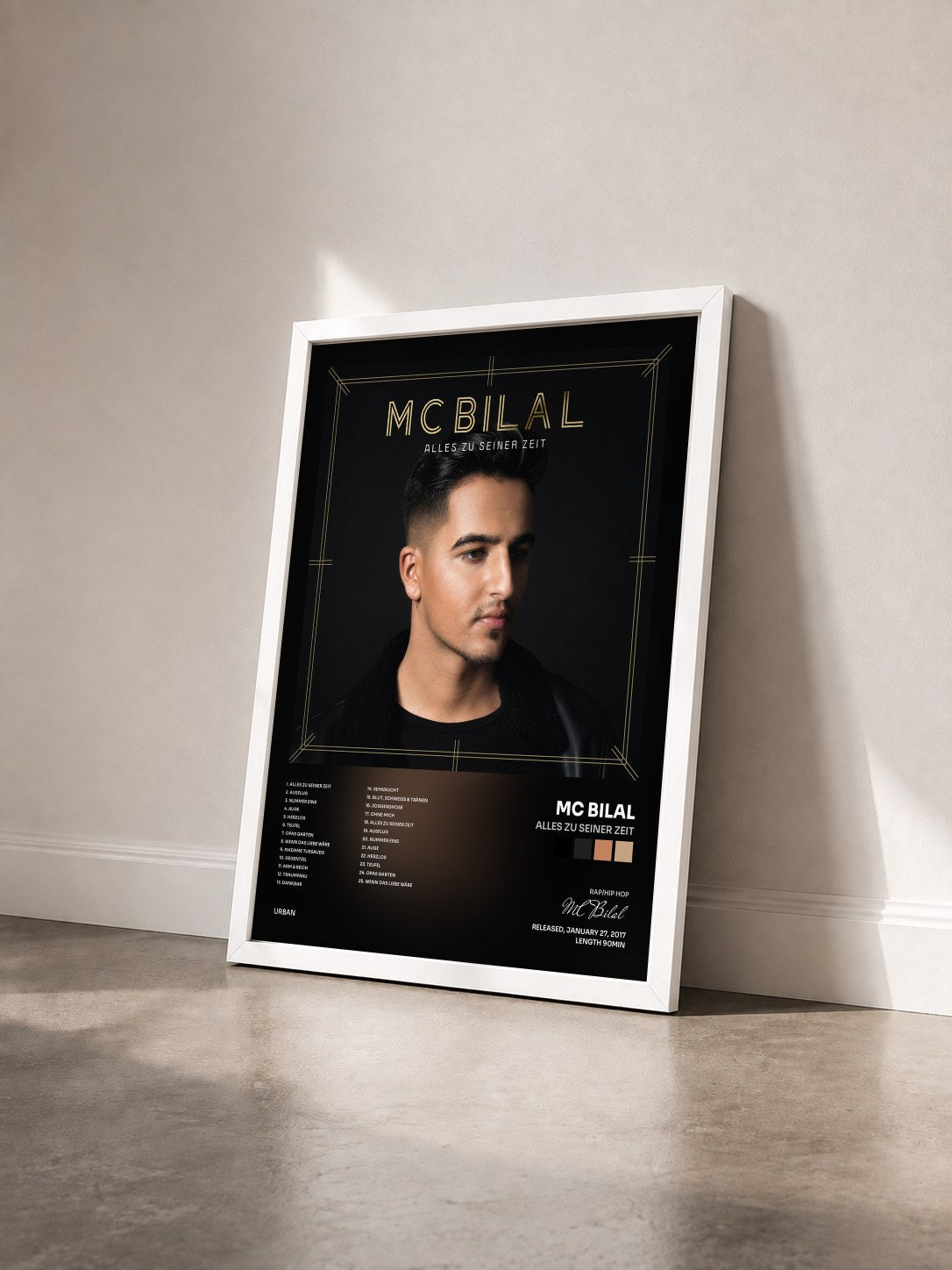 #blanc Tableau de l'album Alles zu seiner Zeit de MC Bilal vu de trois quarts, cadre blanc