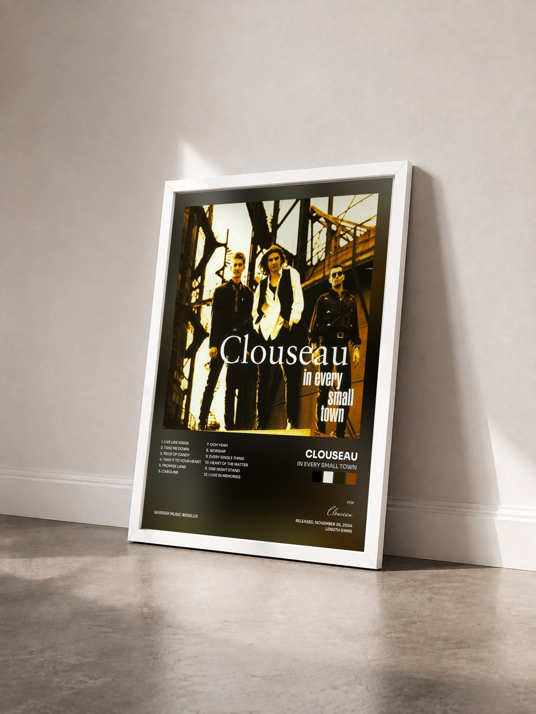 #blanc Tableau de l'album In Every Small Town de Clouseau vu de trois quarts, cadre blanc