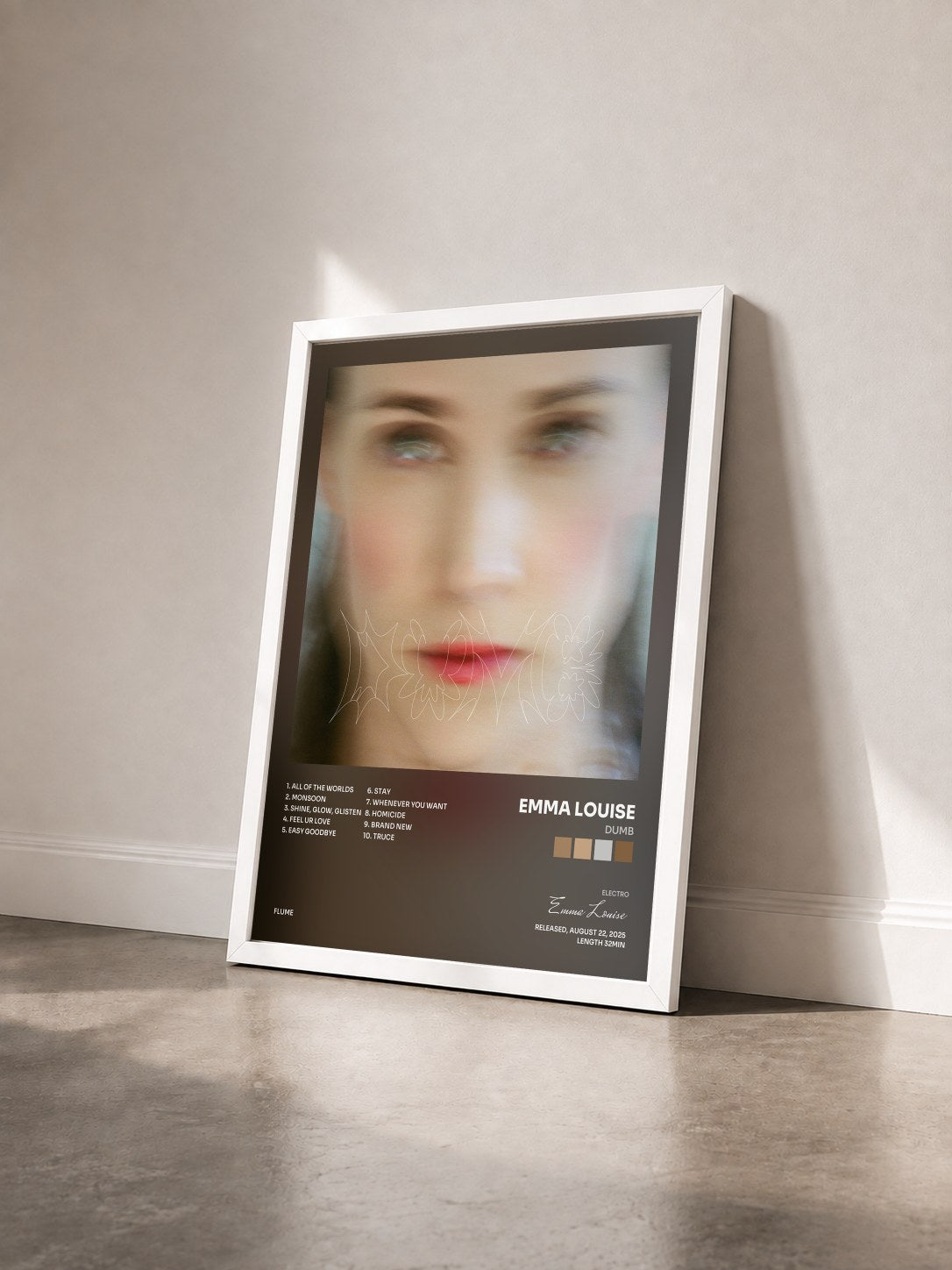 #blanc Tableau de l'album DUMB de Emma Louise vu de trois quarts, cadre blanc