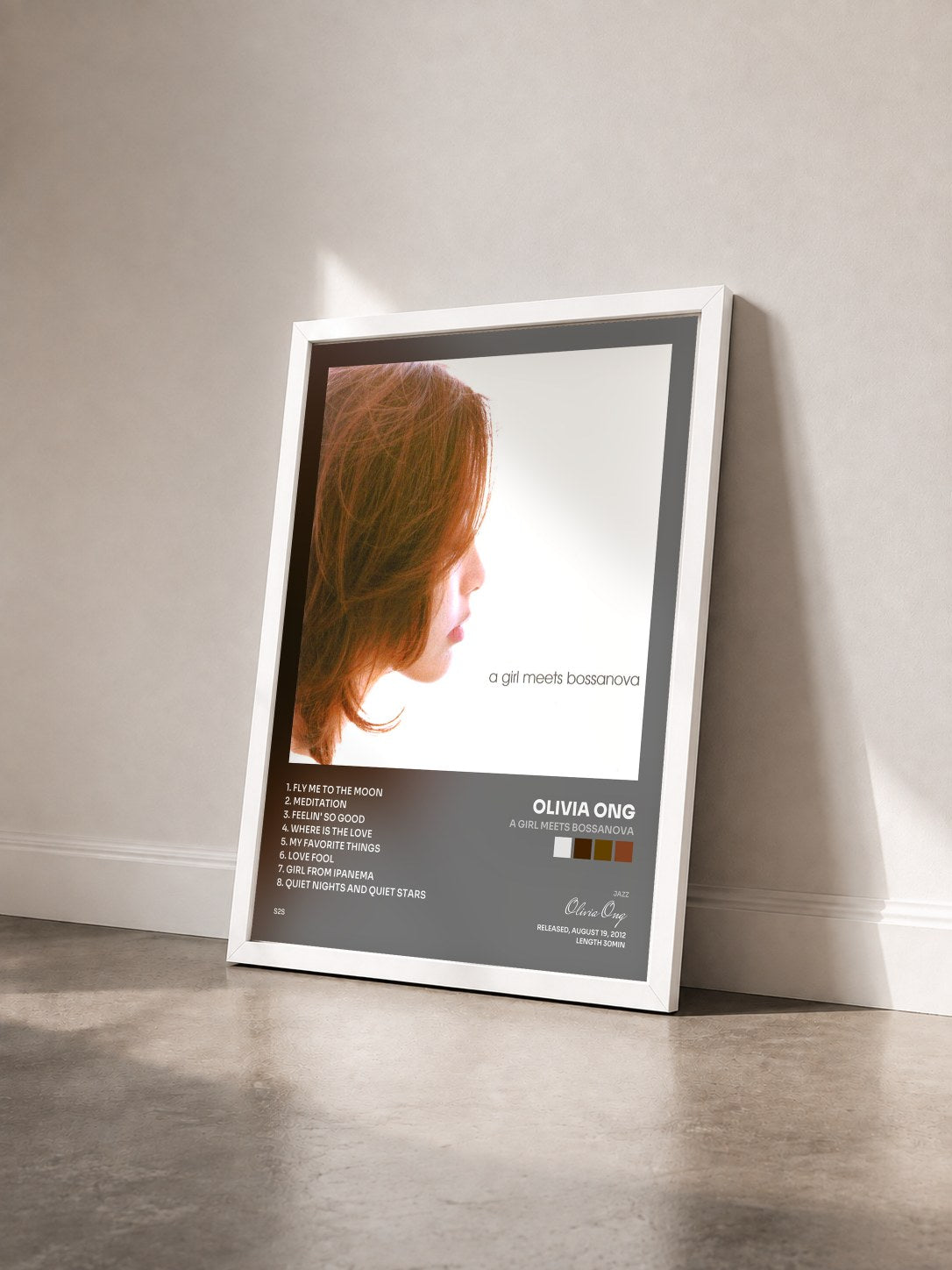 #blanc Tableau de l'album A Girl Meets Bossanova de Olivia Ong vu de trois quarts, cadre blanc
