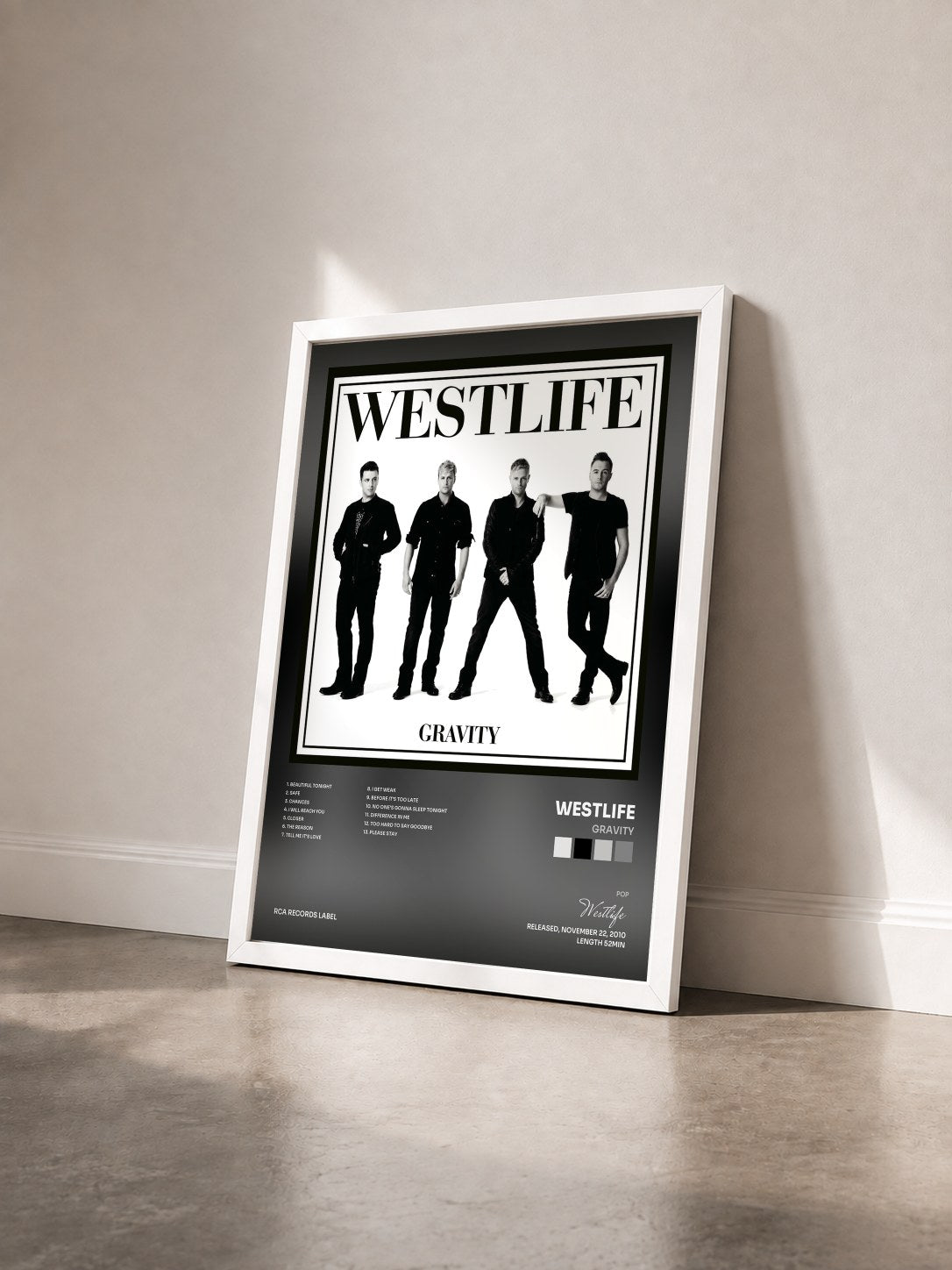#blanc Tableau de l'album Gravity de Westlife vu de trois quarts, cadre blanc