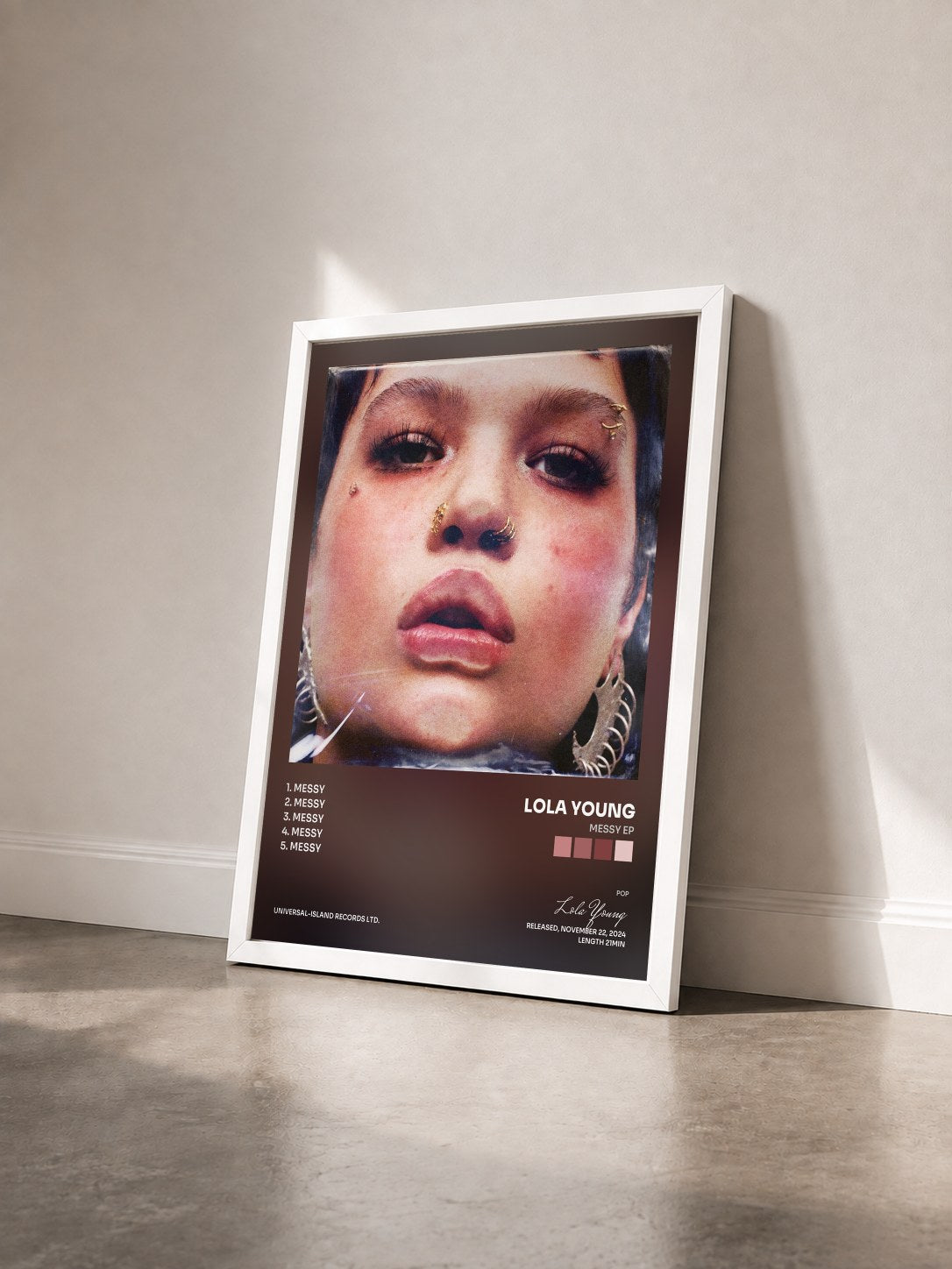 #blanc Tableau de l'album Messy EP de Lola Young vu de trois quarts, cadre blanc