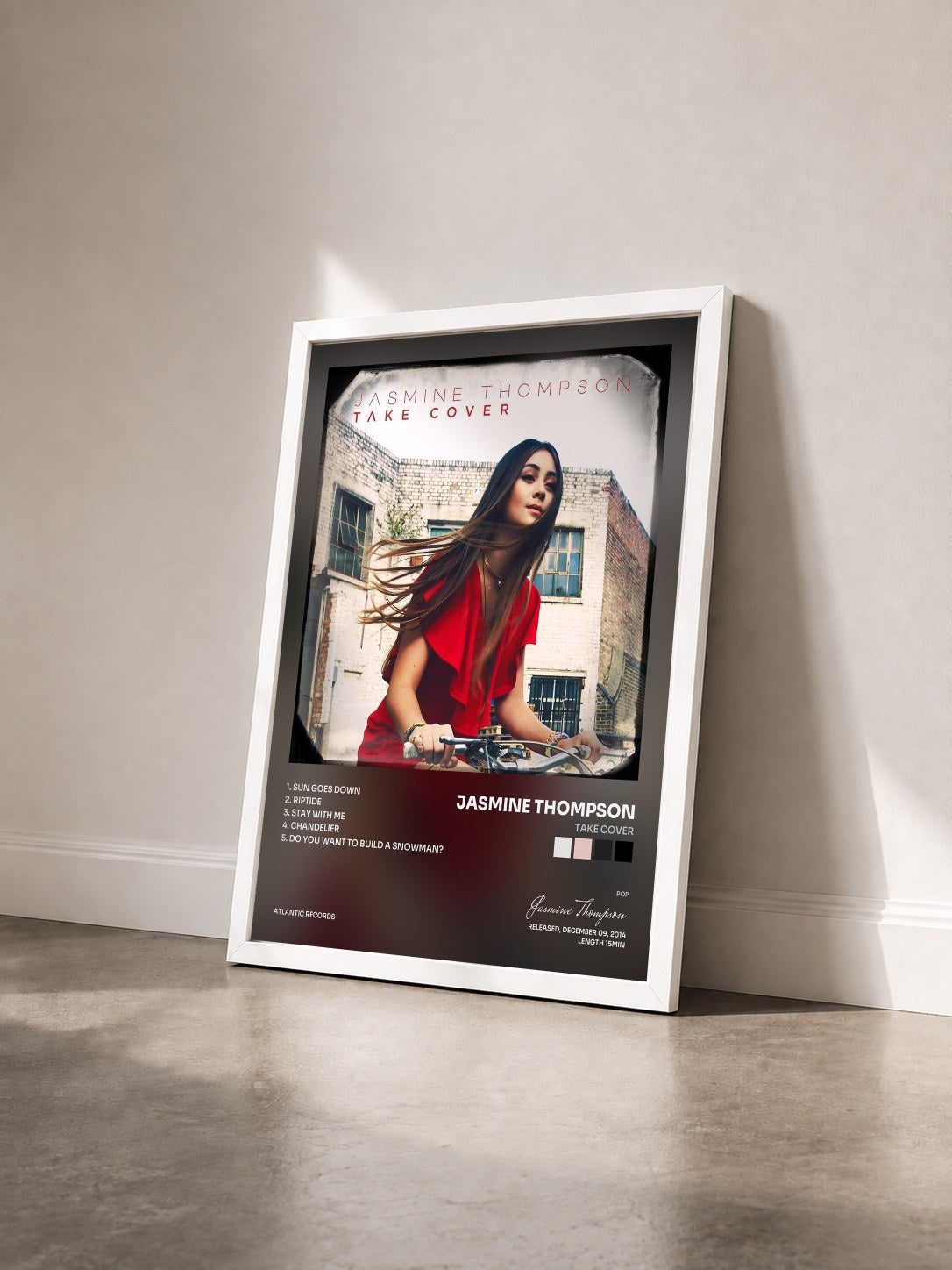 #blanc Tableau de l'album Take Cover de Jasmine Thompson vu de trois quarts, cadre blanc
