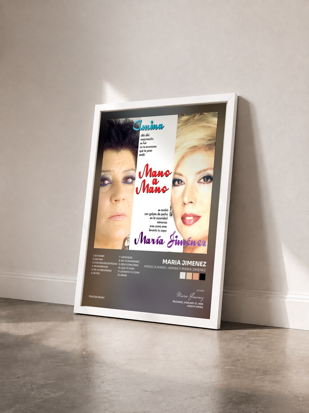 #blanc Tableau de l'album Mano a Mano : Amina y Maria Jimenez de Maria Jimenez vu de trois quarts, cadre blanc
