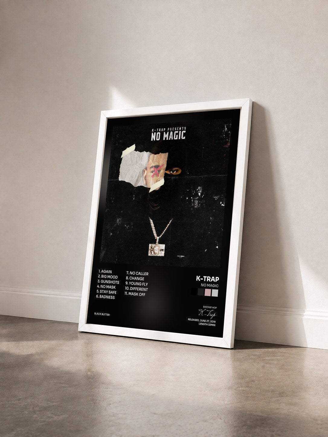 #blanc Tableau de l'album No Magic de K-Trap vu de trois quarts, cadre blanc